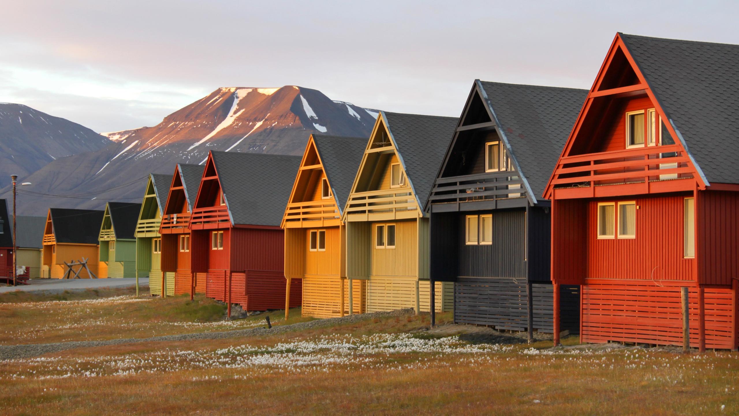 Fargerike hus i Longyearbyen