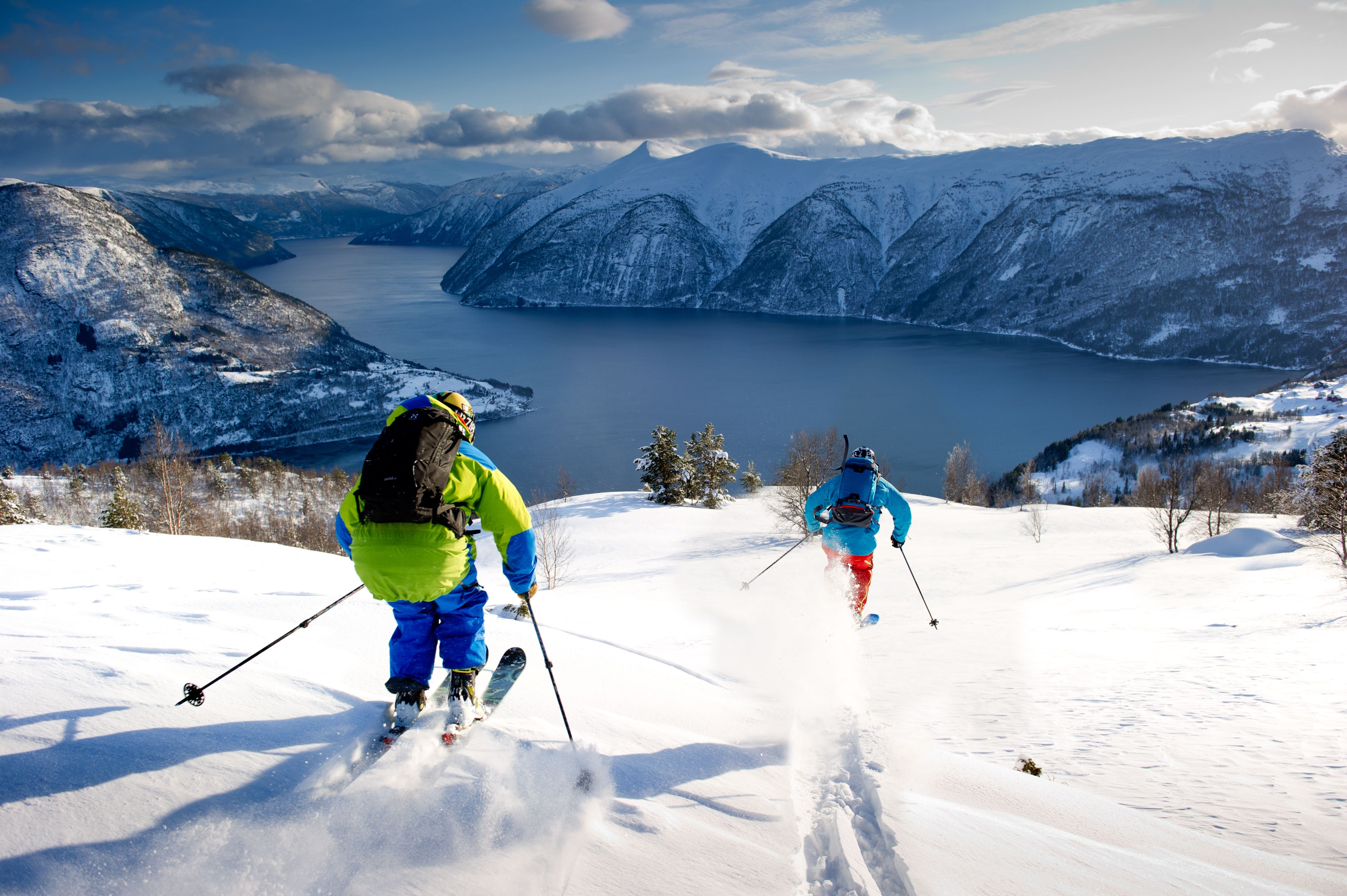 To personer står på ski ned en fjellside i Luster på Vestlandet