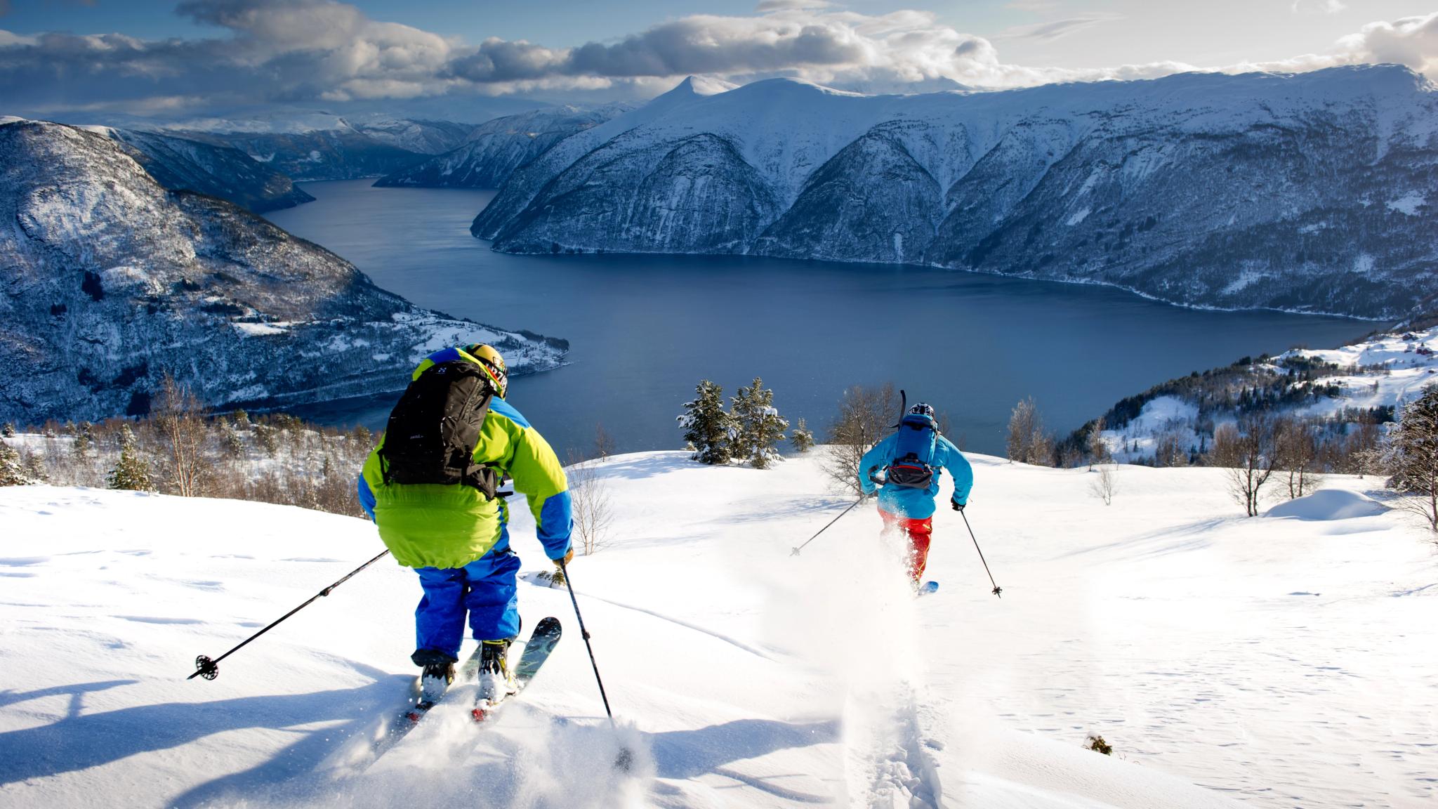 To personer står på ski ned en fjellside i Luster på Vestlandet