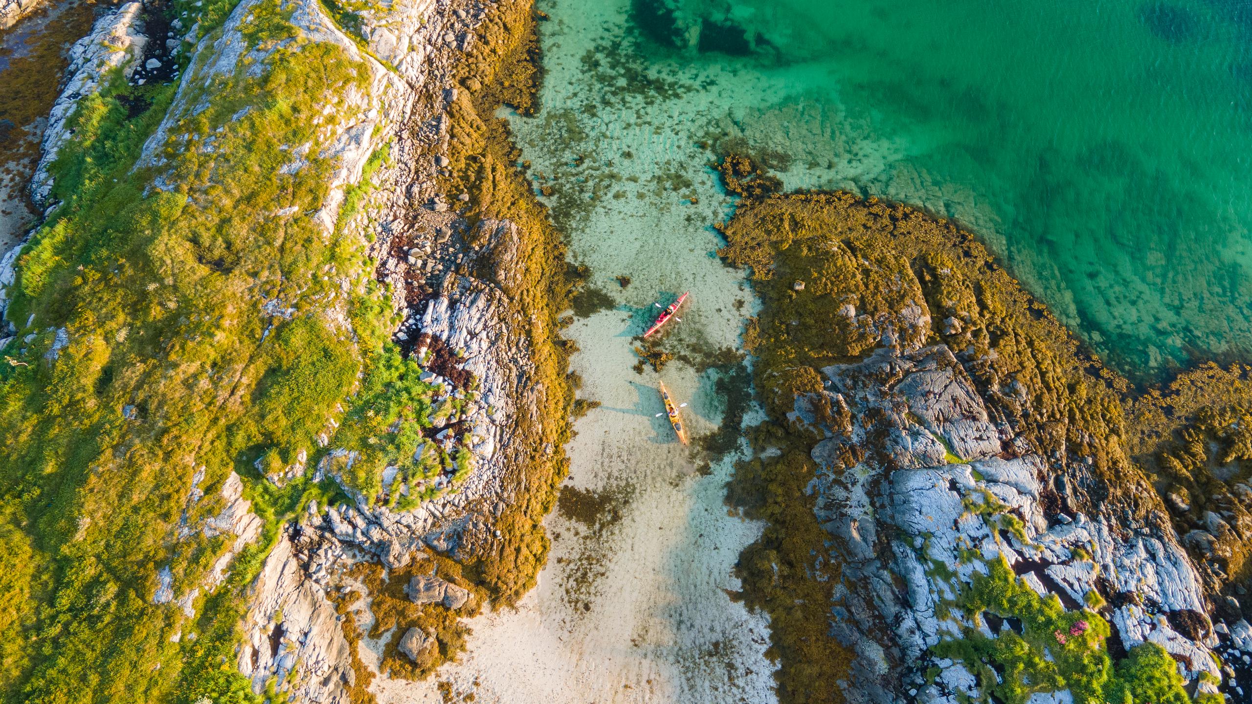 To personer i kajakk i kveldssolen, skjærgården utenfor Herøy, Helgeland, Norge.