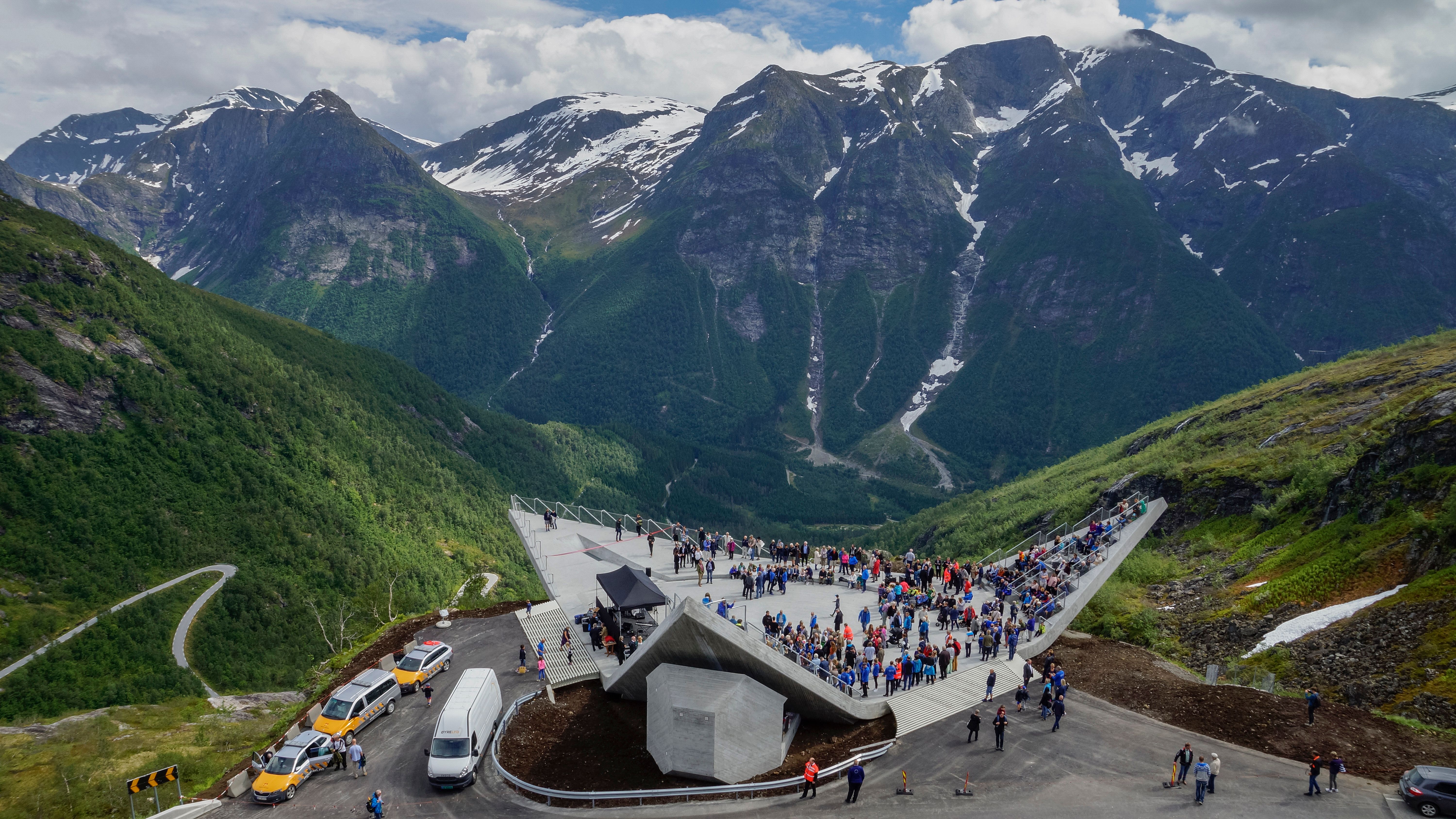 Masse folk på Utsikten utsiktspunkt på Nasjonal turistveg Gaularfjellet på Vestlandet