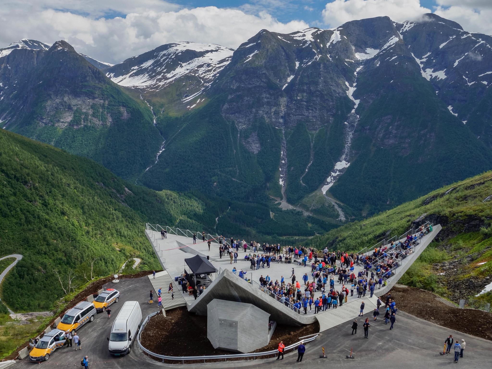 Masse folk på Utsikten utsiktspunkt på Nasjonal turistveg Gaularfjellet på Vestlandet