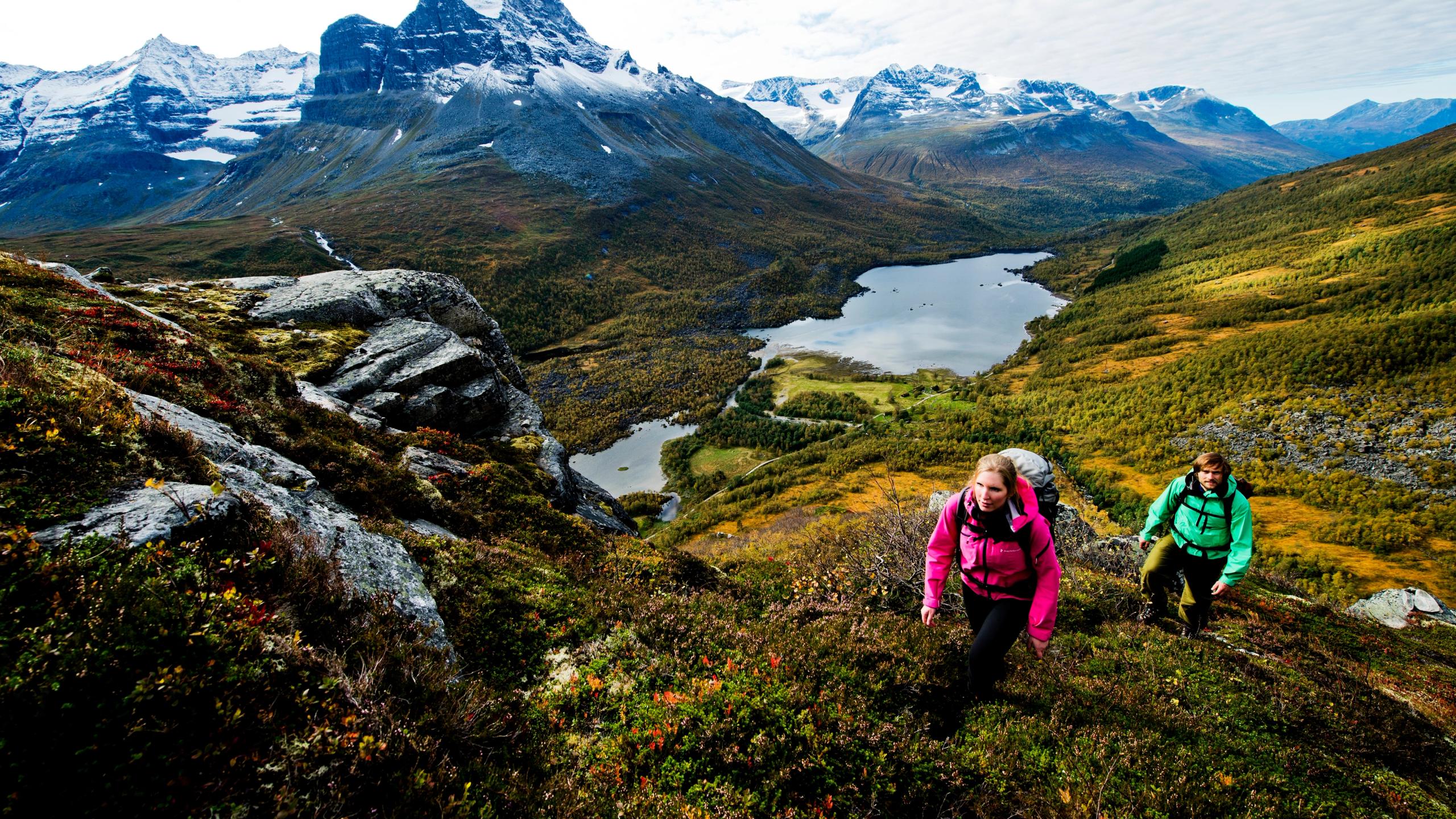 To personer går i fjellet i Innerdalen i Nordvest på Vestlandet.