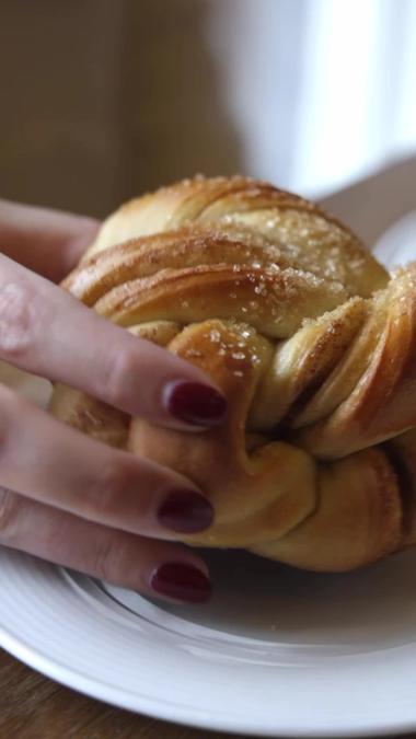 Closeup of a cinnamon bun from Lom