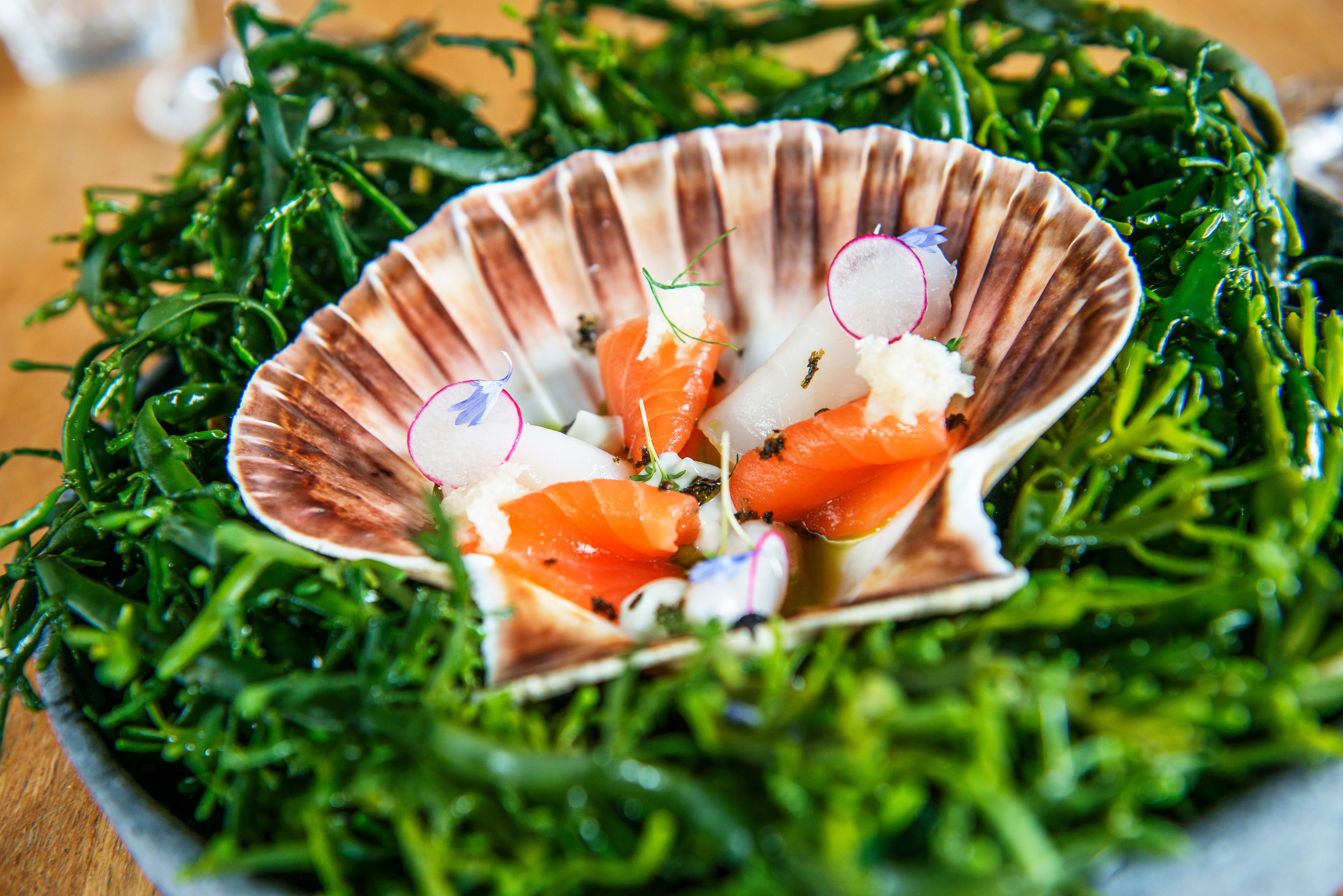 Et muslingskjell med sjømat på restauranten Fish & Cow i Stavanger på Vestlandet