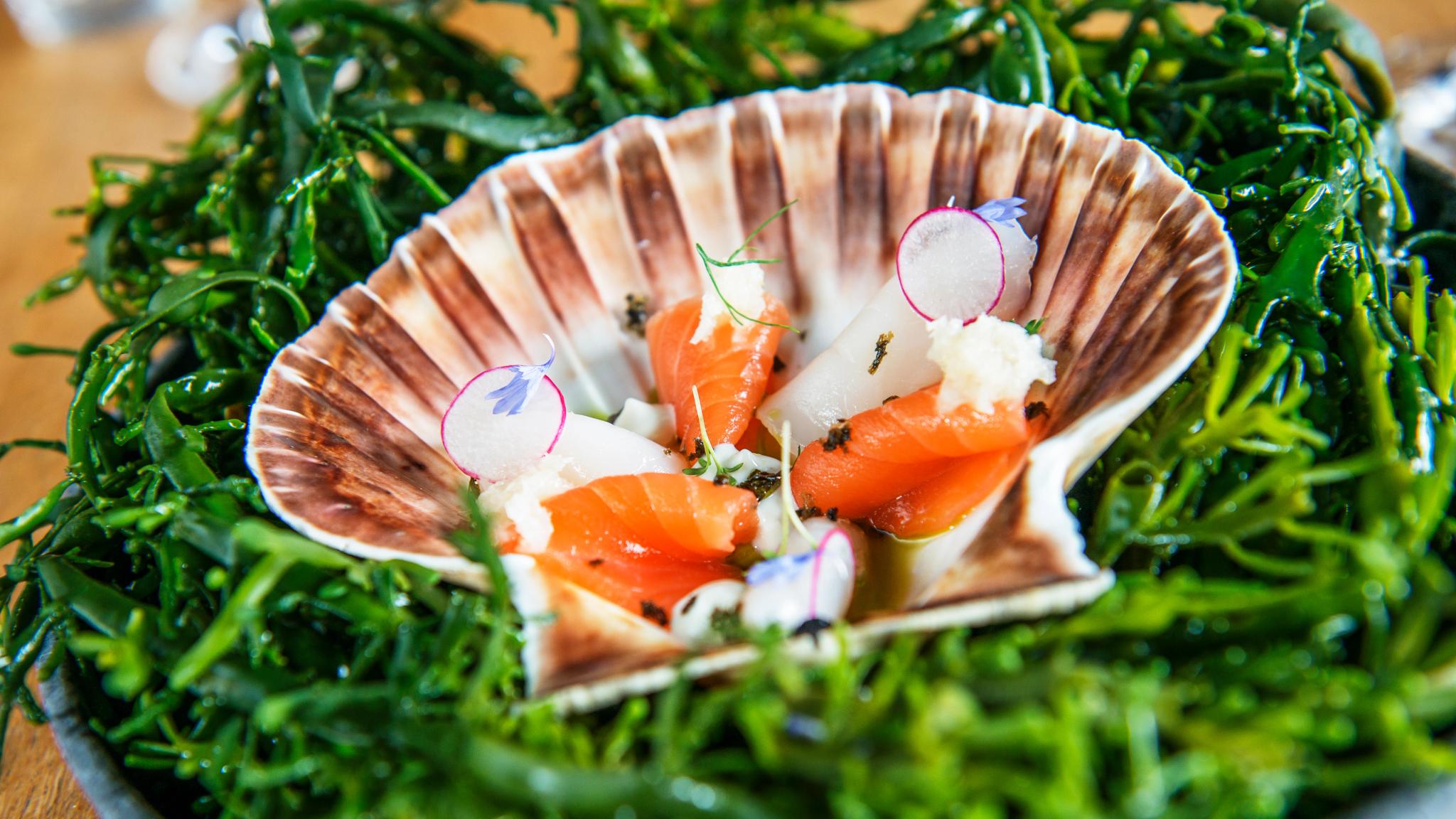 Et muslingskjell med sjømat på restauranten Fish & Cow i Stavanger på Vestlandet