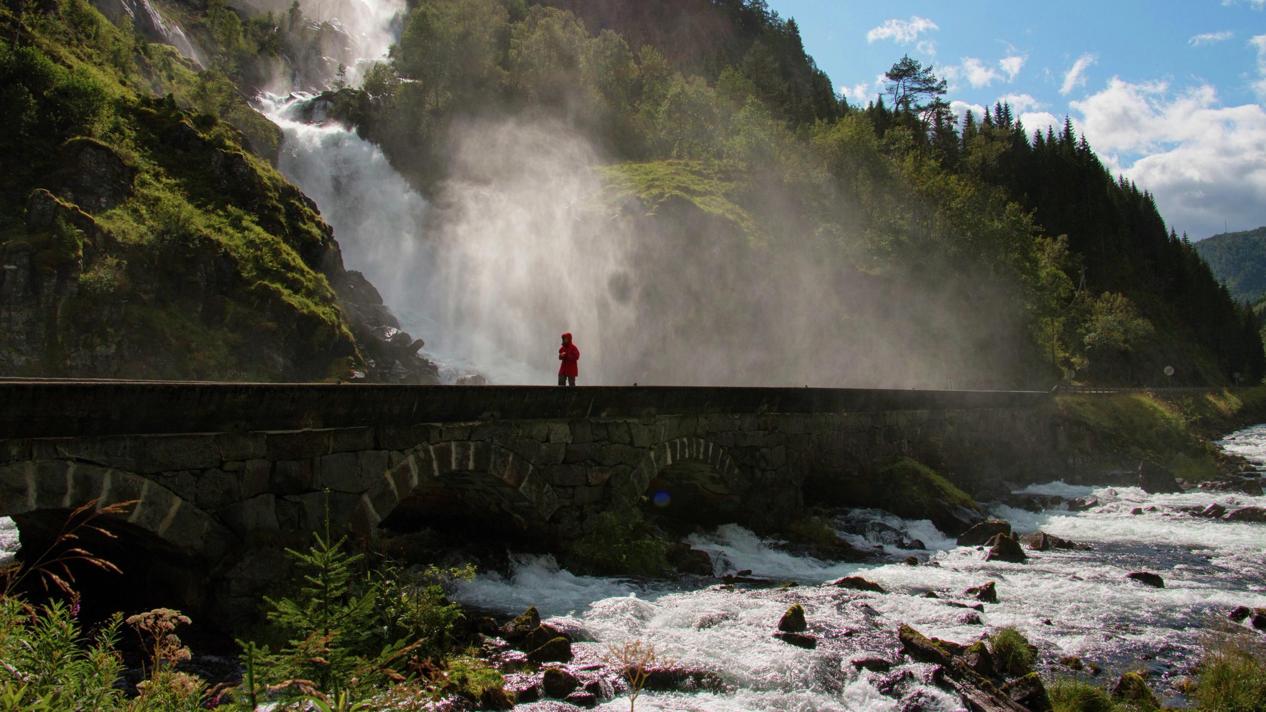 Noen som går forbi Låtefossen i Odda