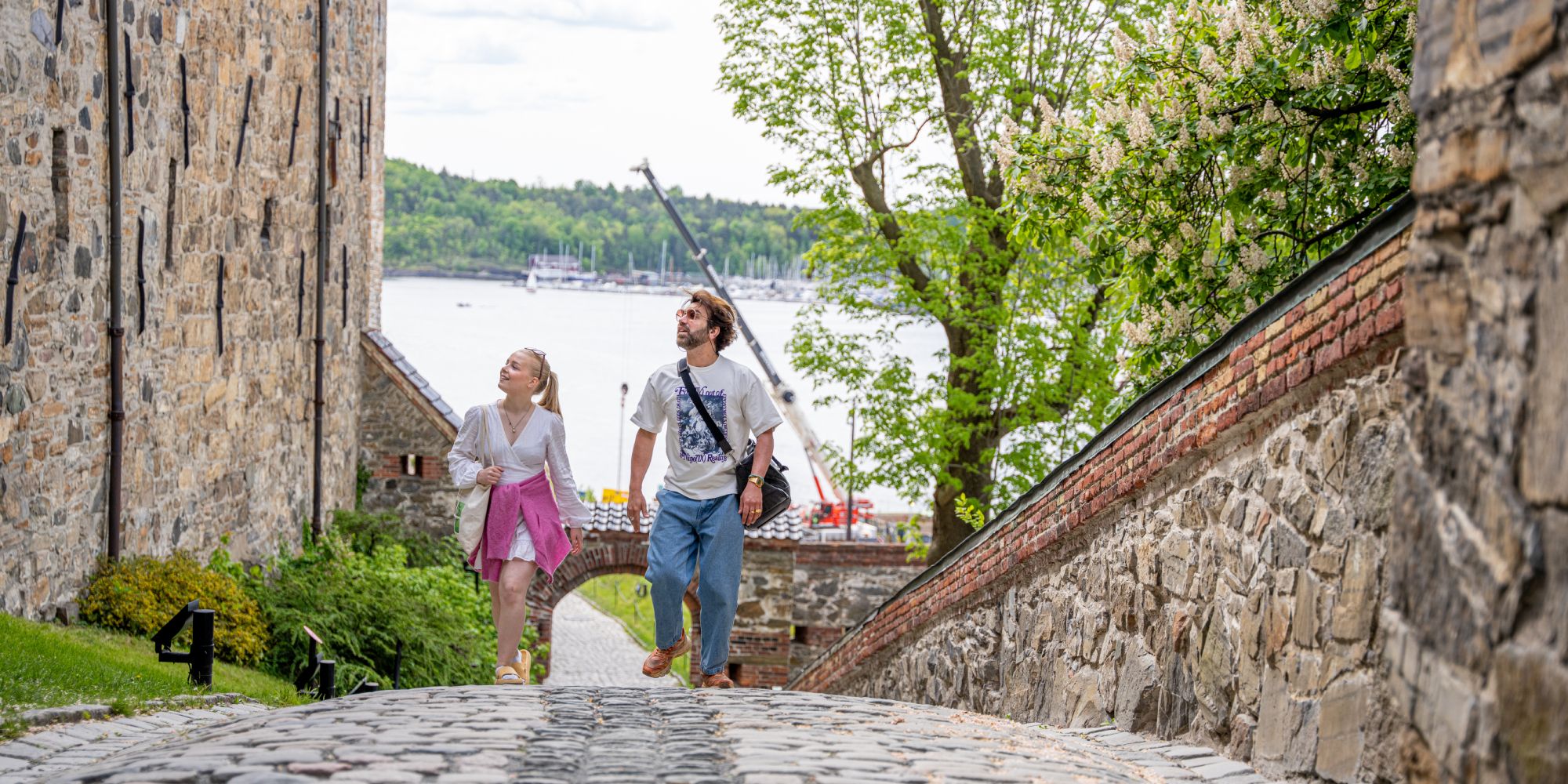 To personer på sightseeing på Akershus Festning i Oslo