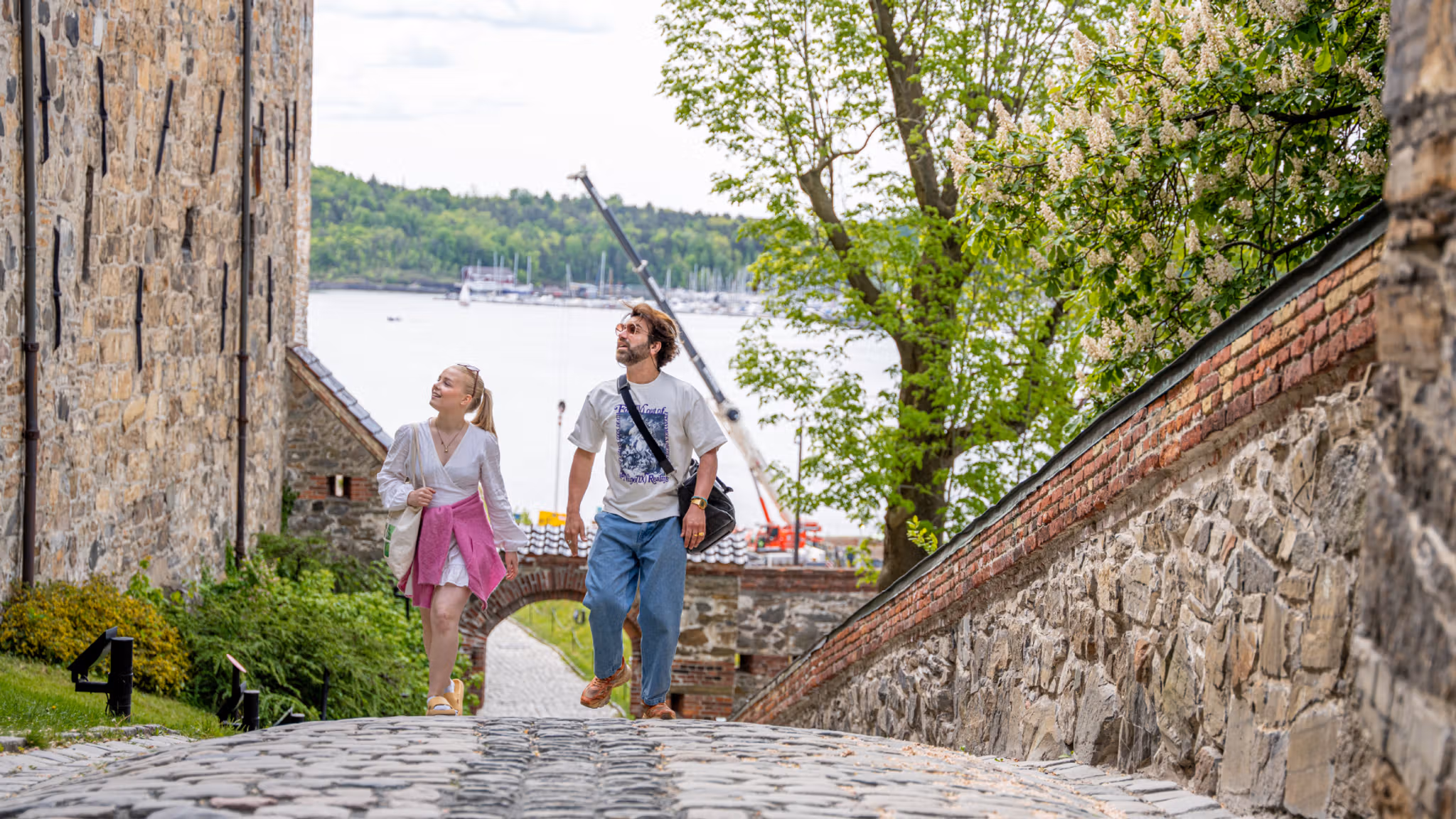 To personer på sightseeing på Akershus Festning i Oslo