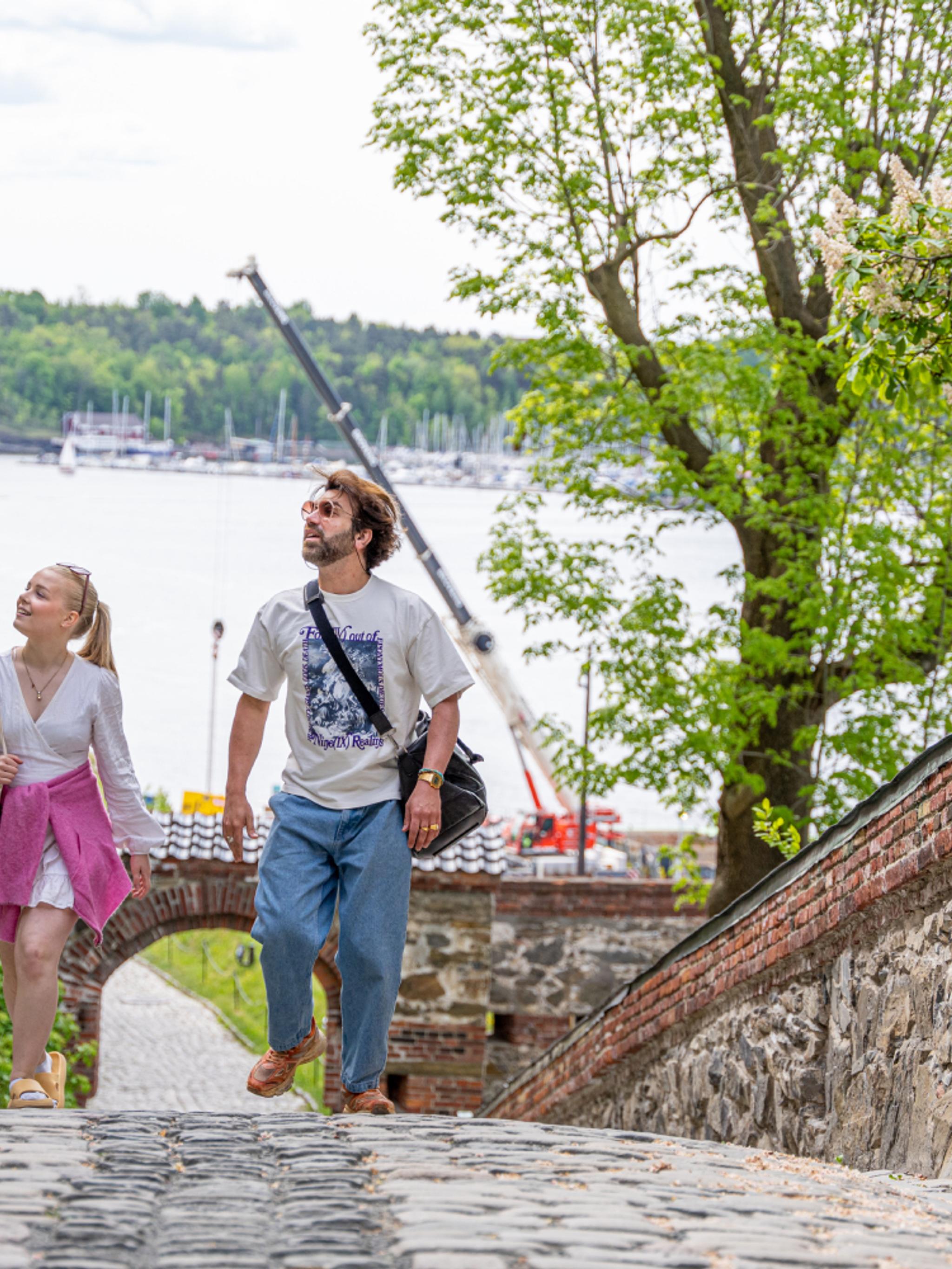 To personer på sightseeing på Akershus Festning i Oslo