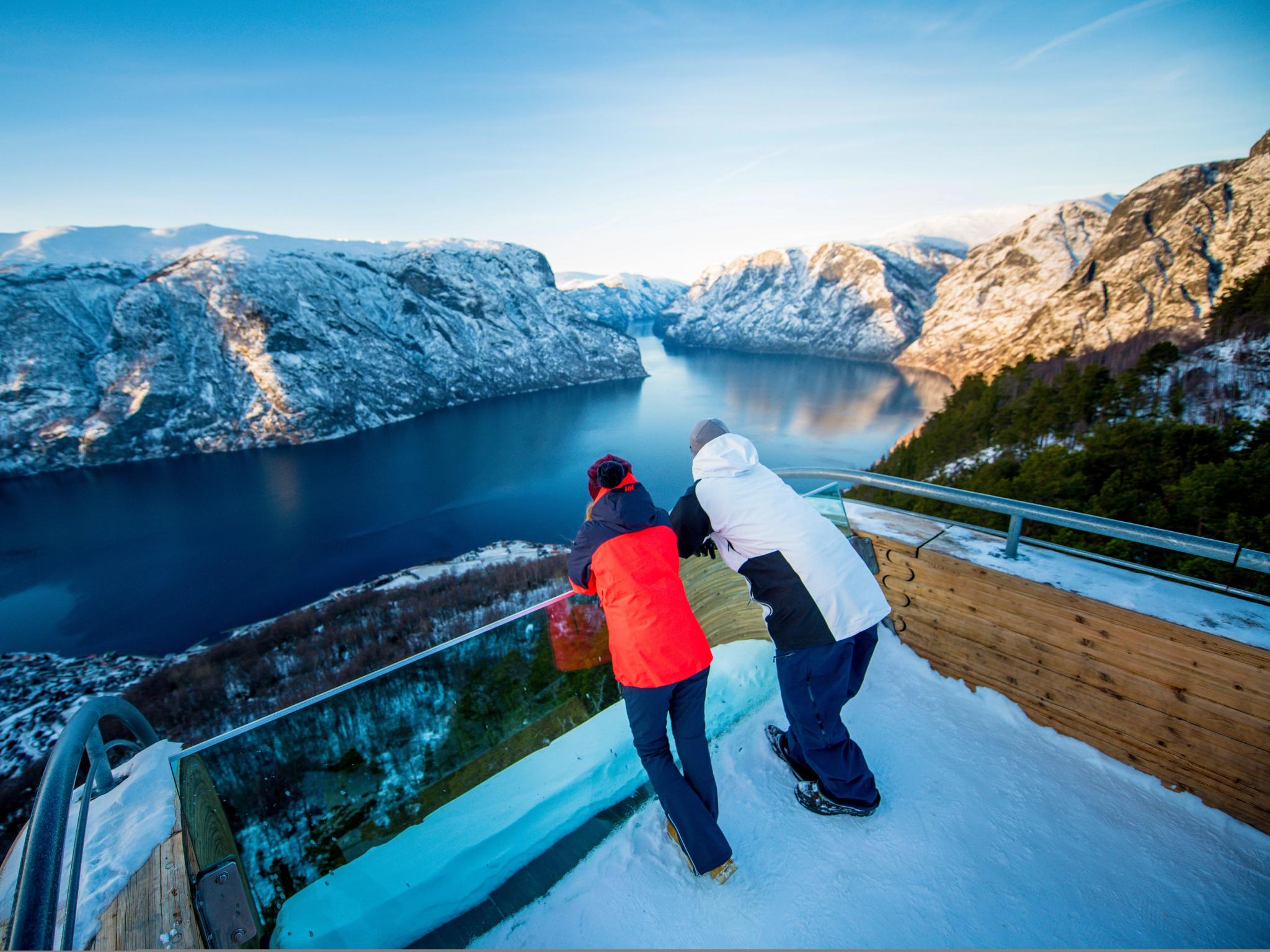 To personer ser utover Aurlandsfjorden fra Stegastein utsiktspunkt på Nasjonal turistveg Aurlandsfjellet på Vestlandet