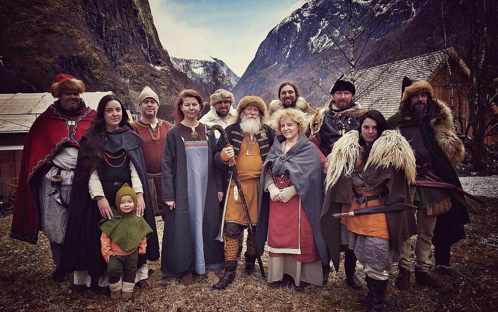 Gruppebilde av vikinger i Njadarheimr, Vikinglandsby i Gudvangen, Vestlandet