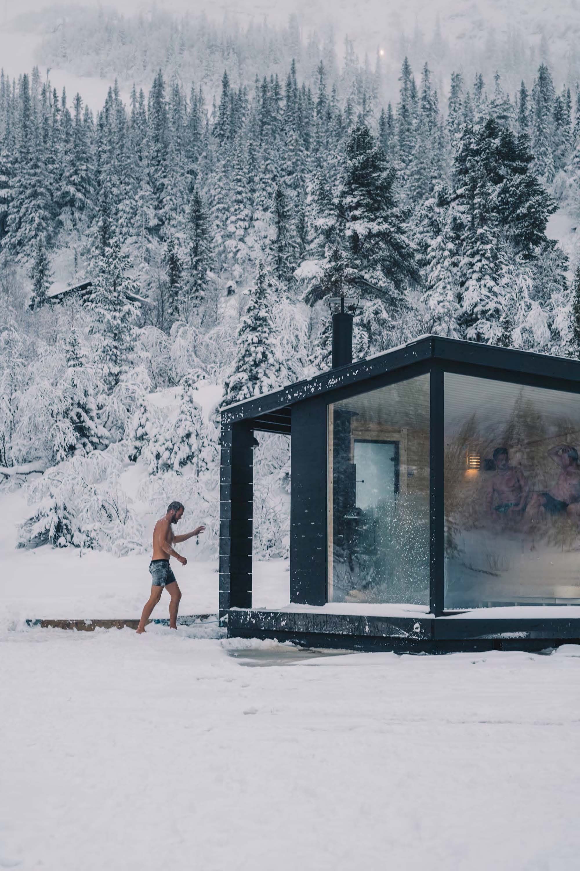 En person er på vei inn i en flytende badstue en vinterdag på Rjukan i Telemark på Østlandet
