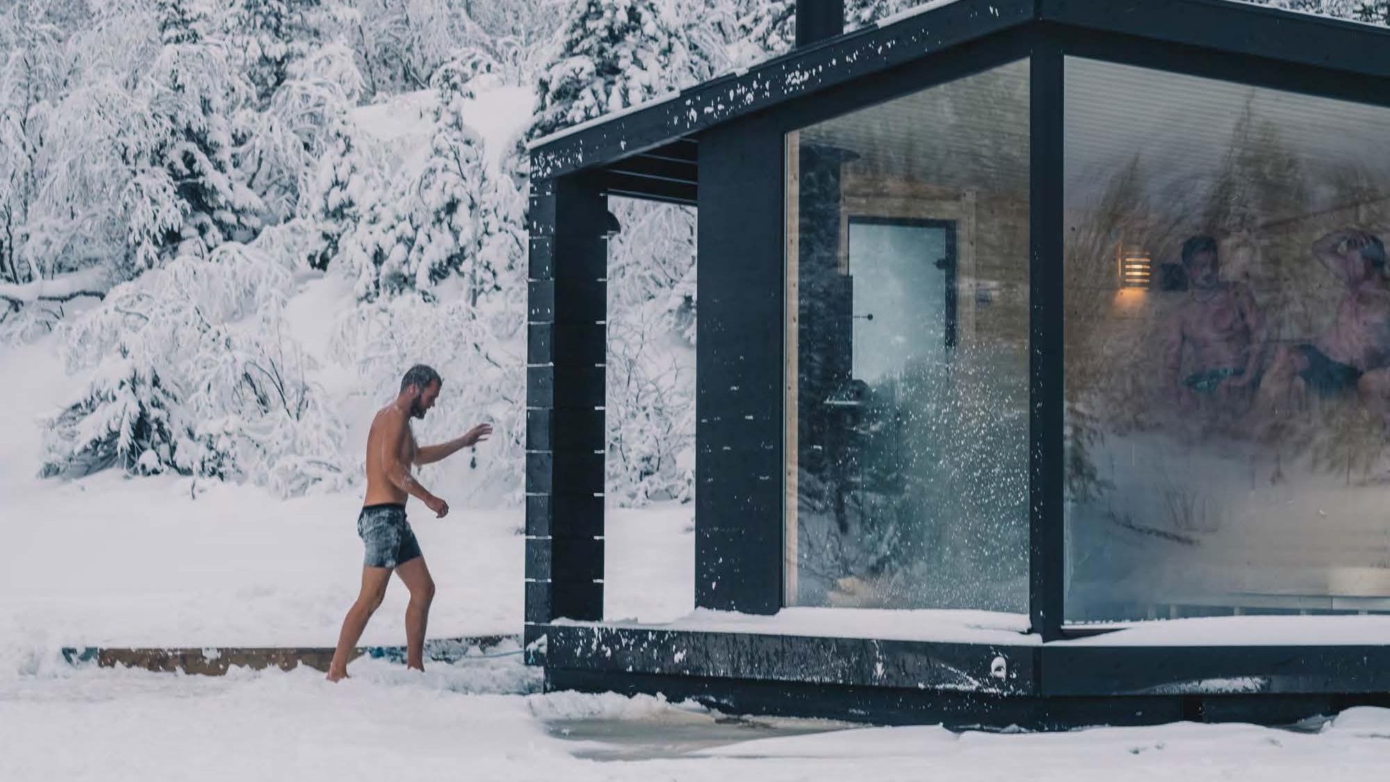 Ein Mann geht zur schwimmenden Sauna im Winter in Rjukan in der Telemark, Ostnorwegen