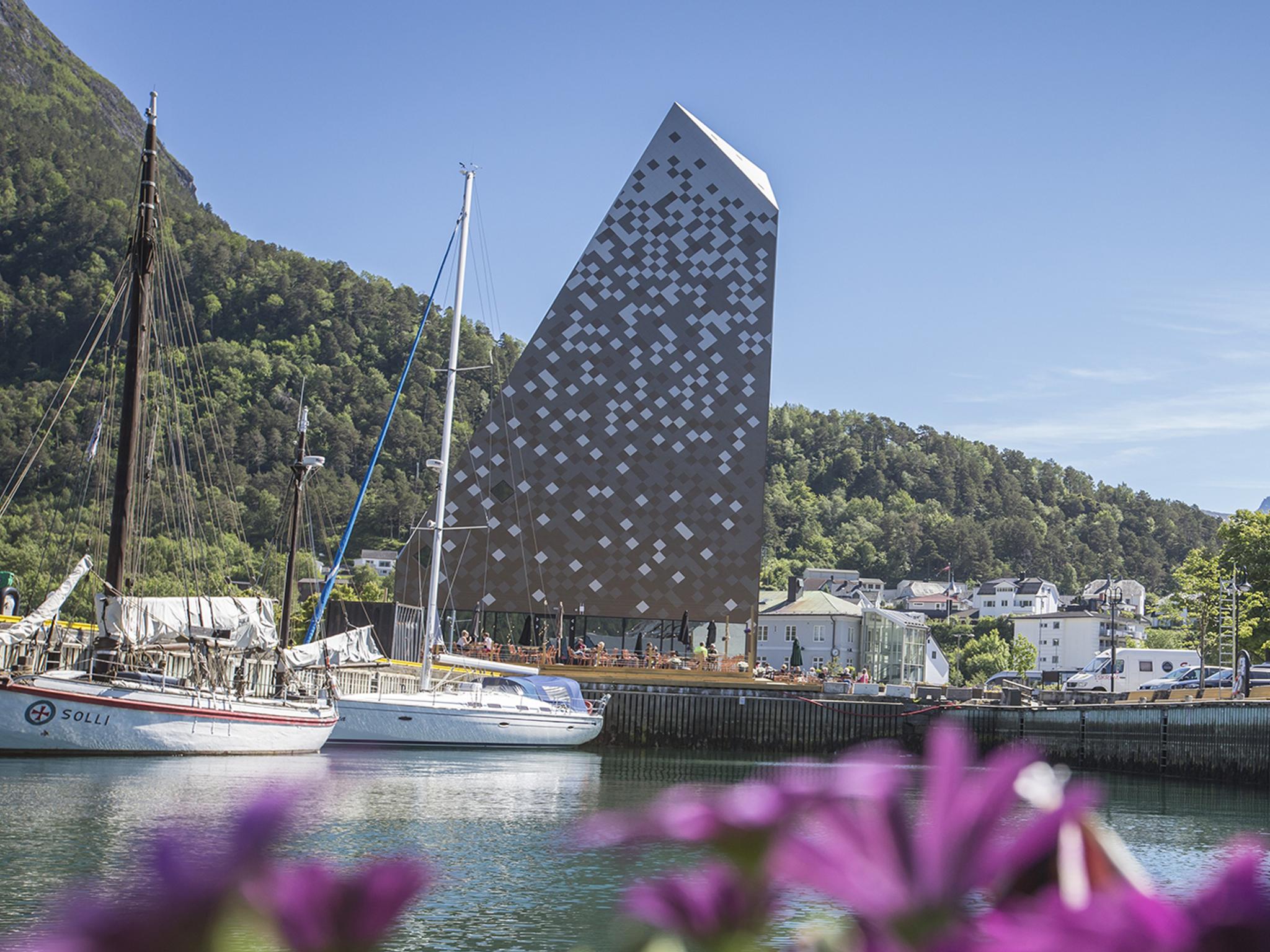 Norsk Tindesenter i havna i Åndalsnes i Nordvest på Vestlandet