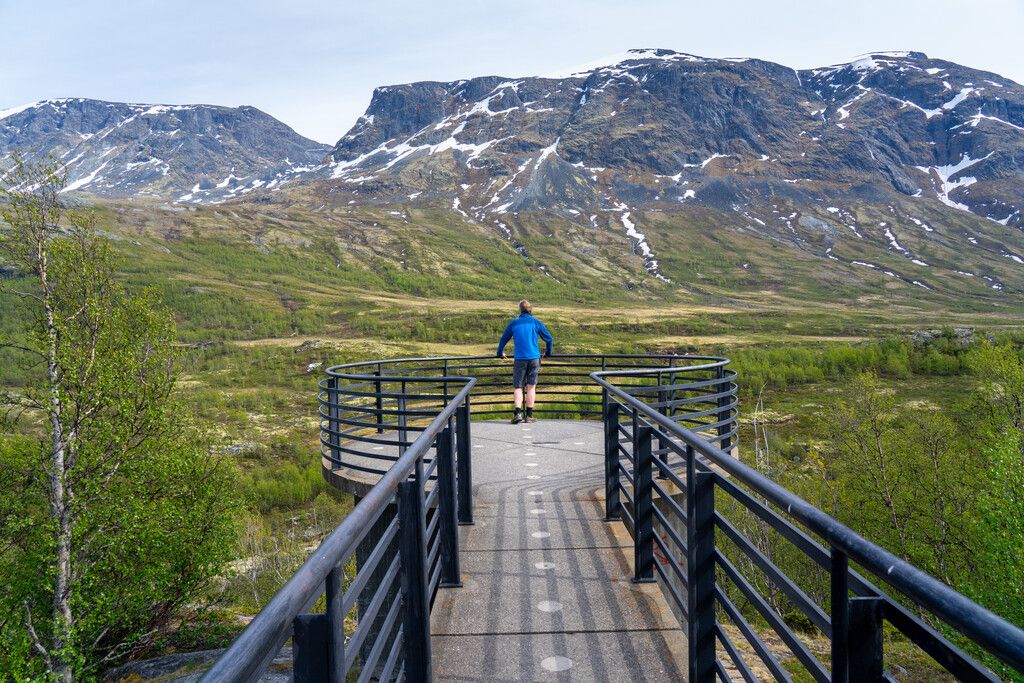 Man looking at the mountains from the vegaskjelet viewpoint