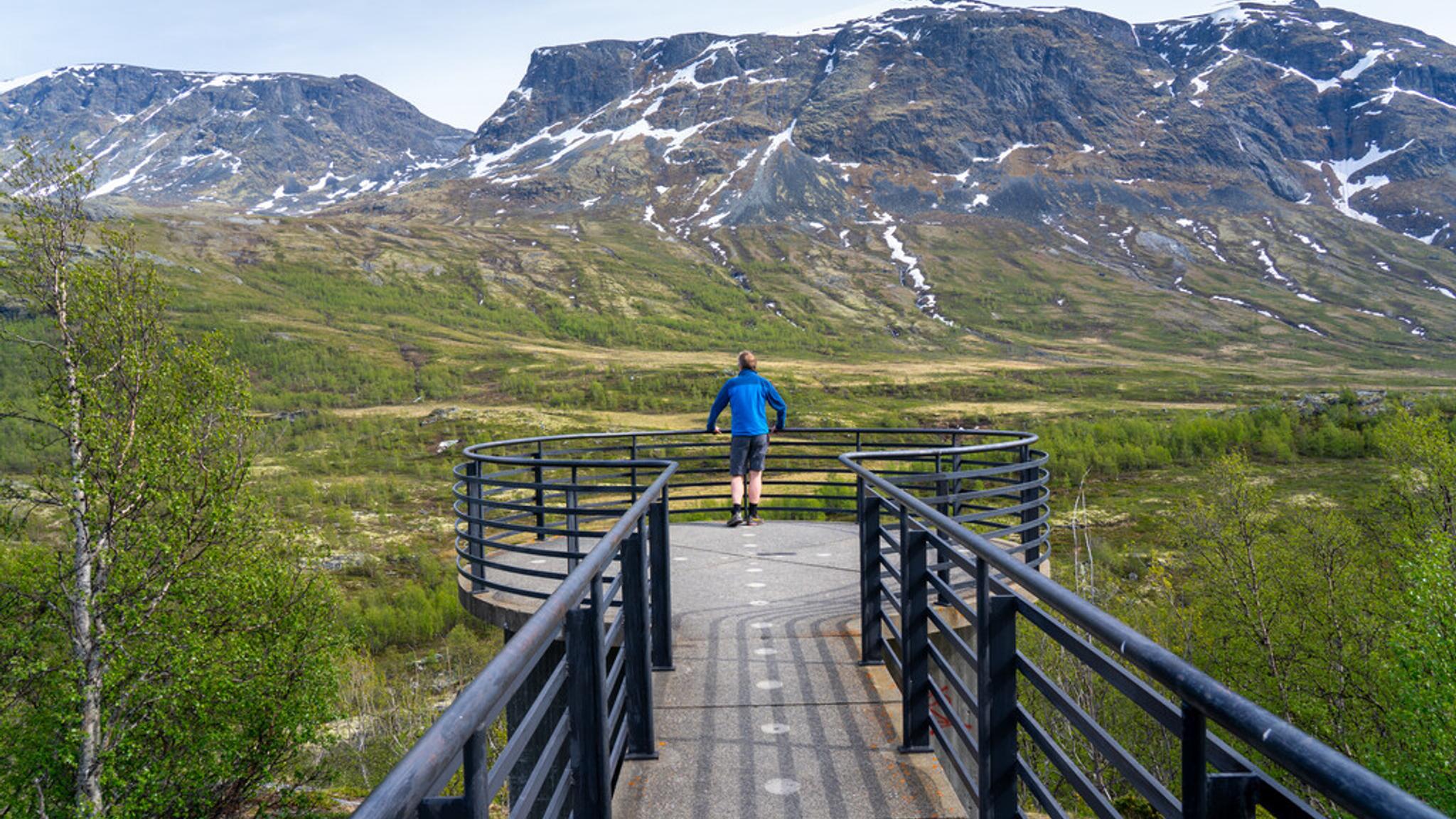 Man looking at the mountains from the vegaskjelet viewpoint