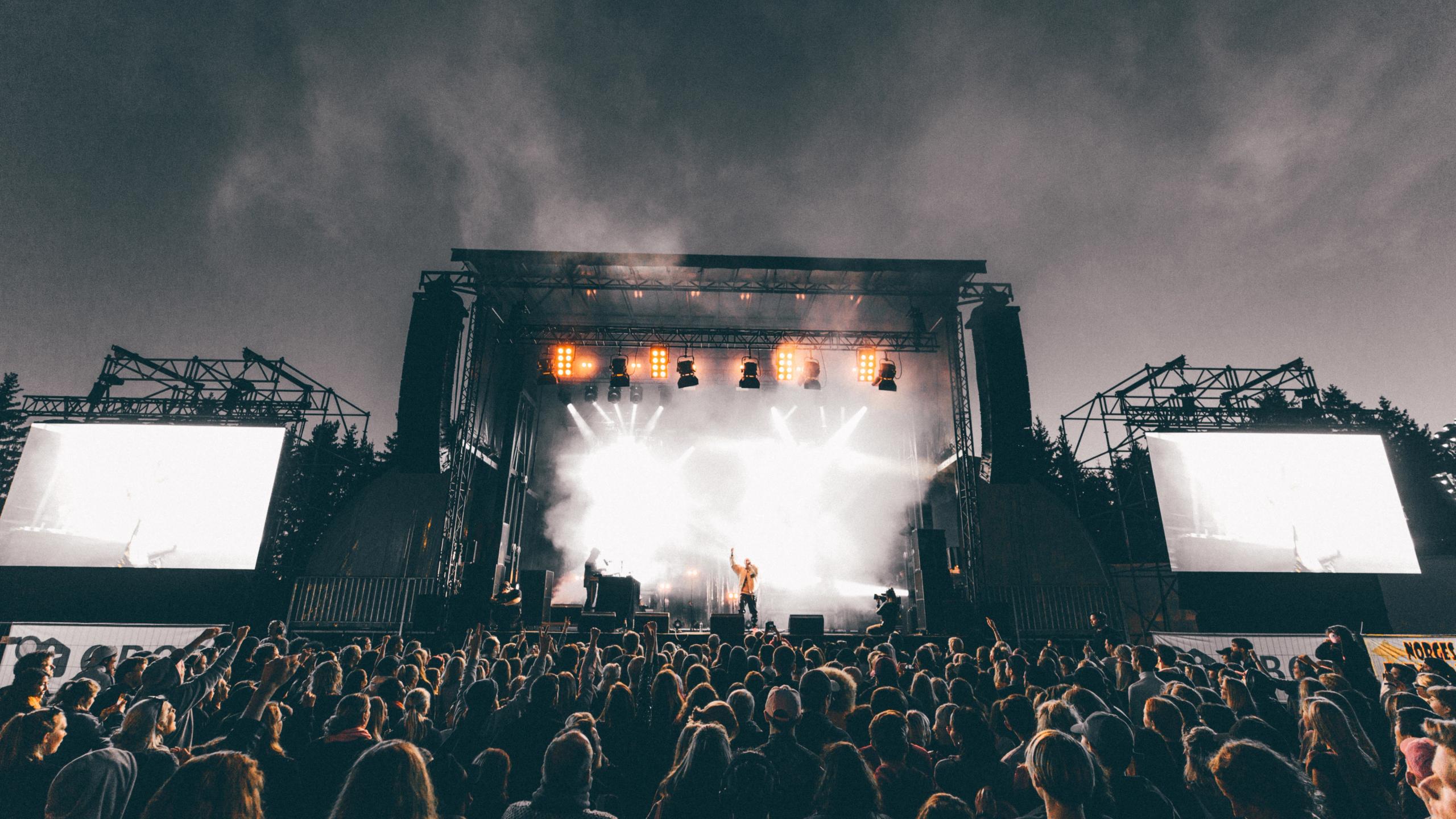 Et band opptrer for et stort publikum under Granittrockfestivalen i Oslo