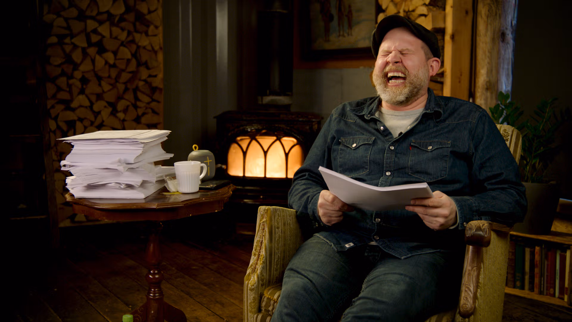 Photo of comedian Truls Svendsen reading reviews about Northern Norway from TripAdvisor and Facebook