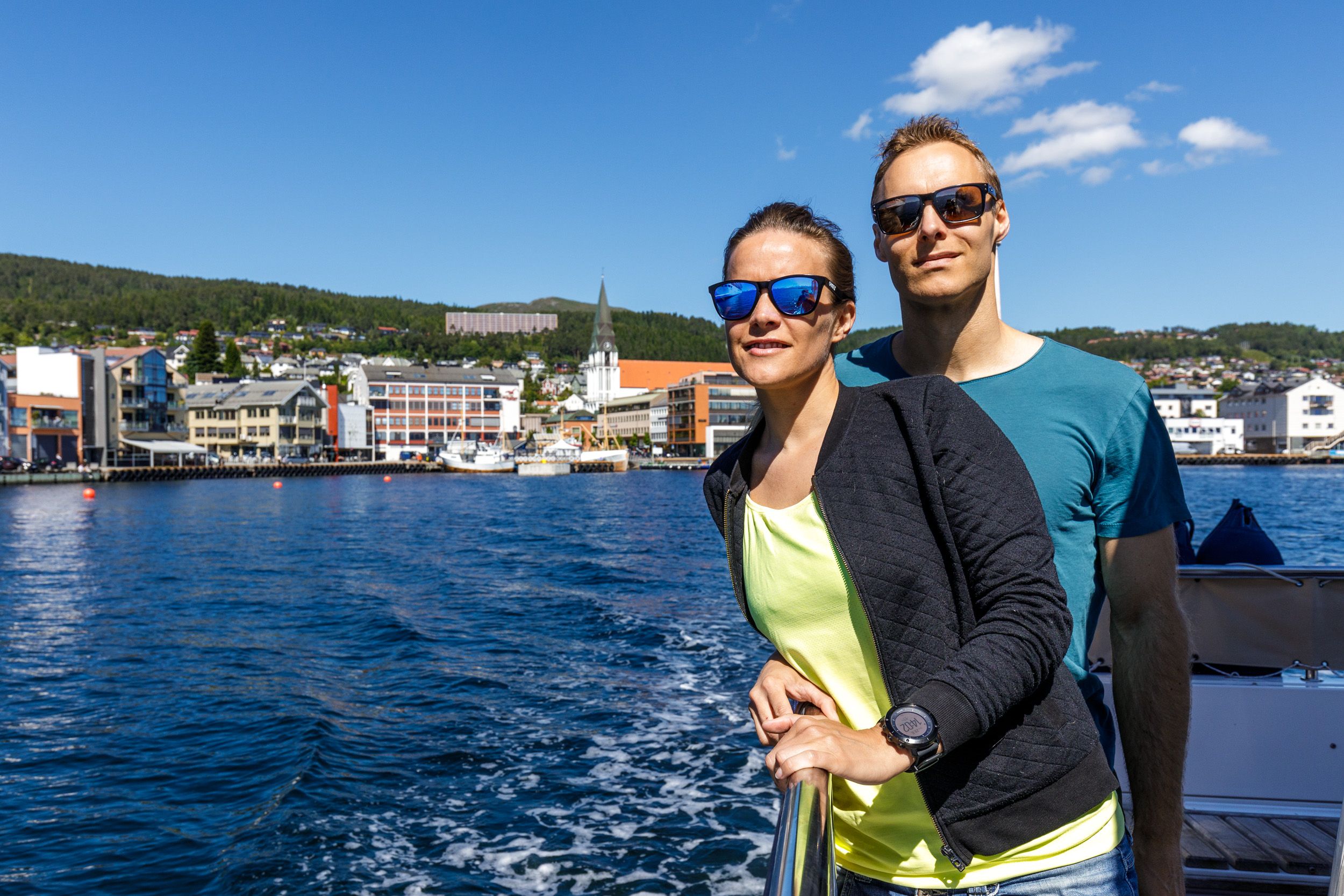 Eine Frau und ein Mann auf einem Boot in Molde im Nordwesten, Fjord Norwegen