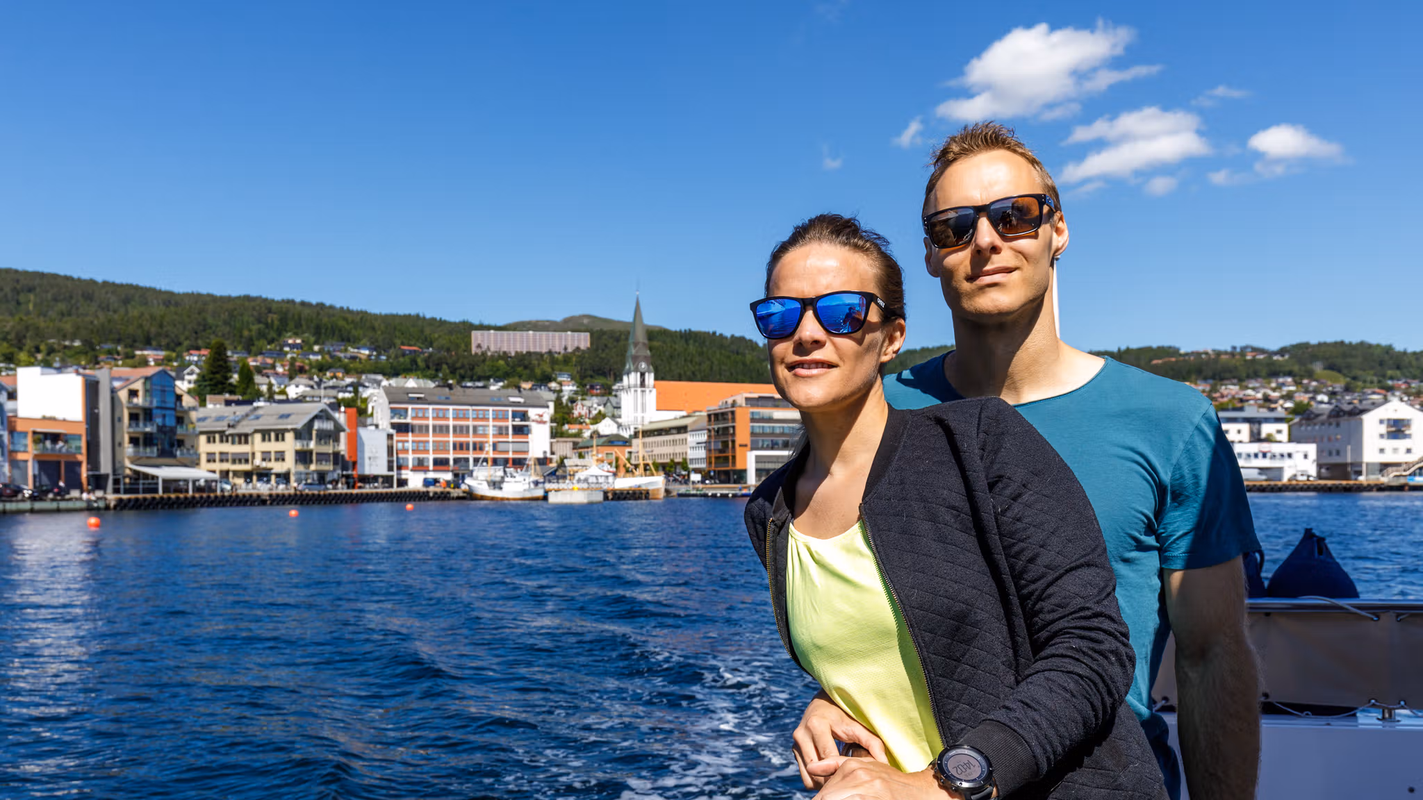 Eine Frau und ein Mann auf einem Boot in Molde im Nordwesten, Fjord Norwegen
