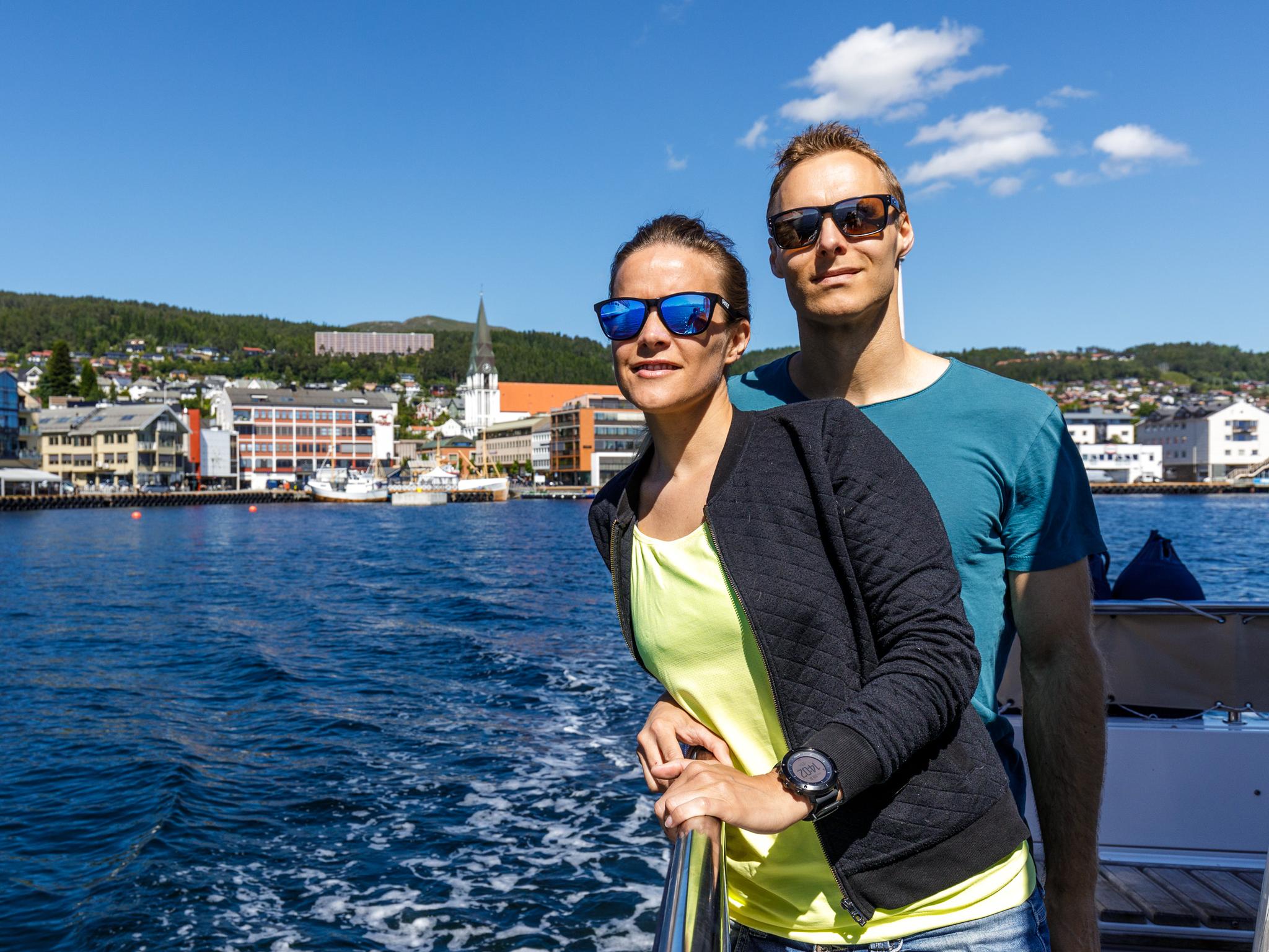 Et par står på en båt utenfor Molde i Nordvest på Vestlandet.