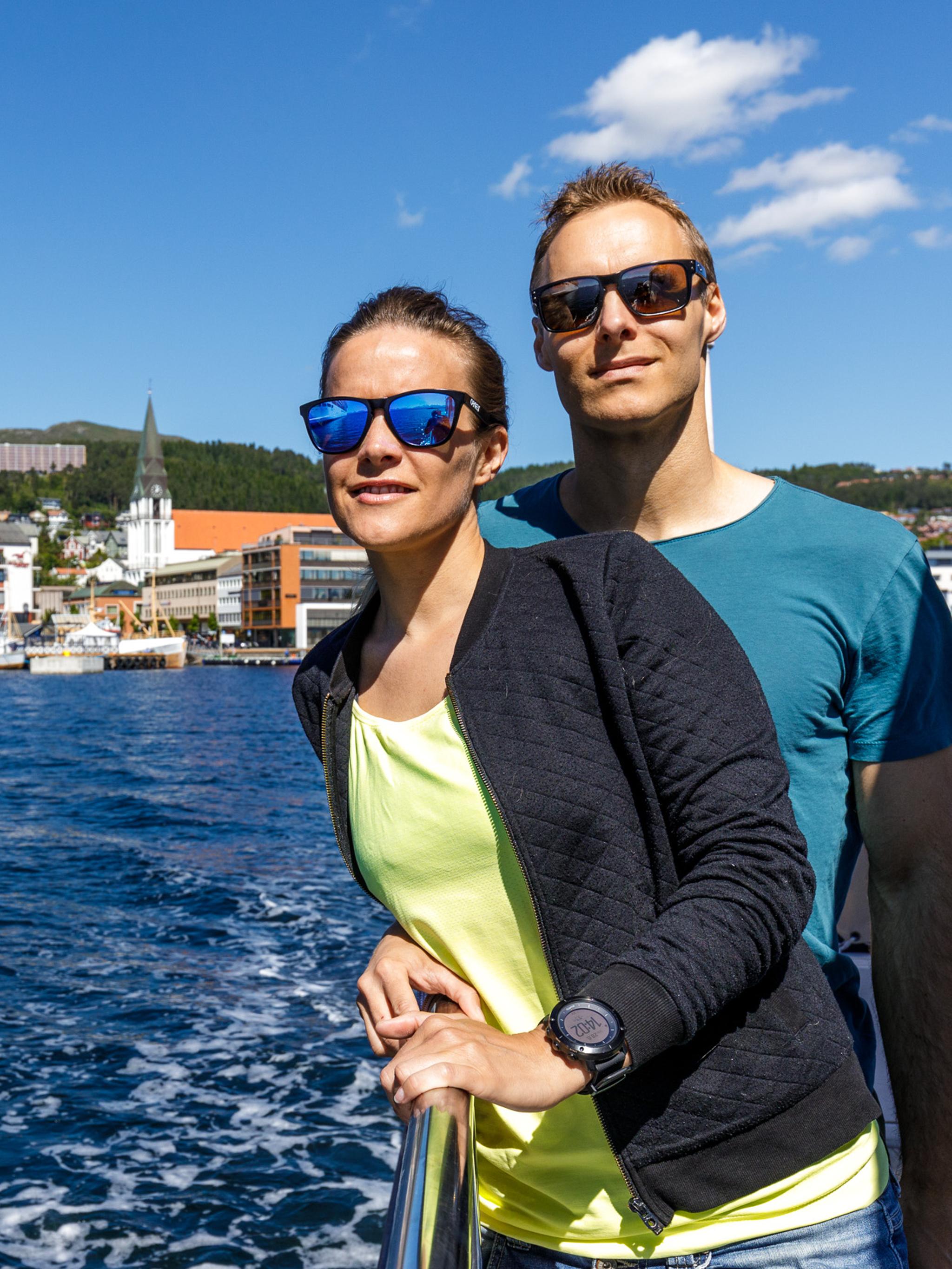Eine Frau und ein Mann auf einem Boot in Molde im Nordwesten, Fjord Norwegen