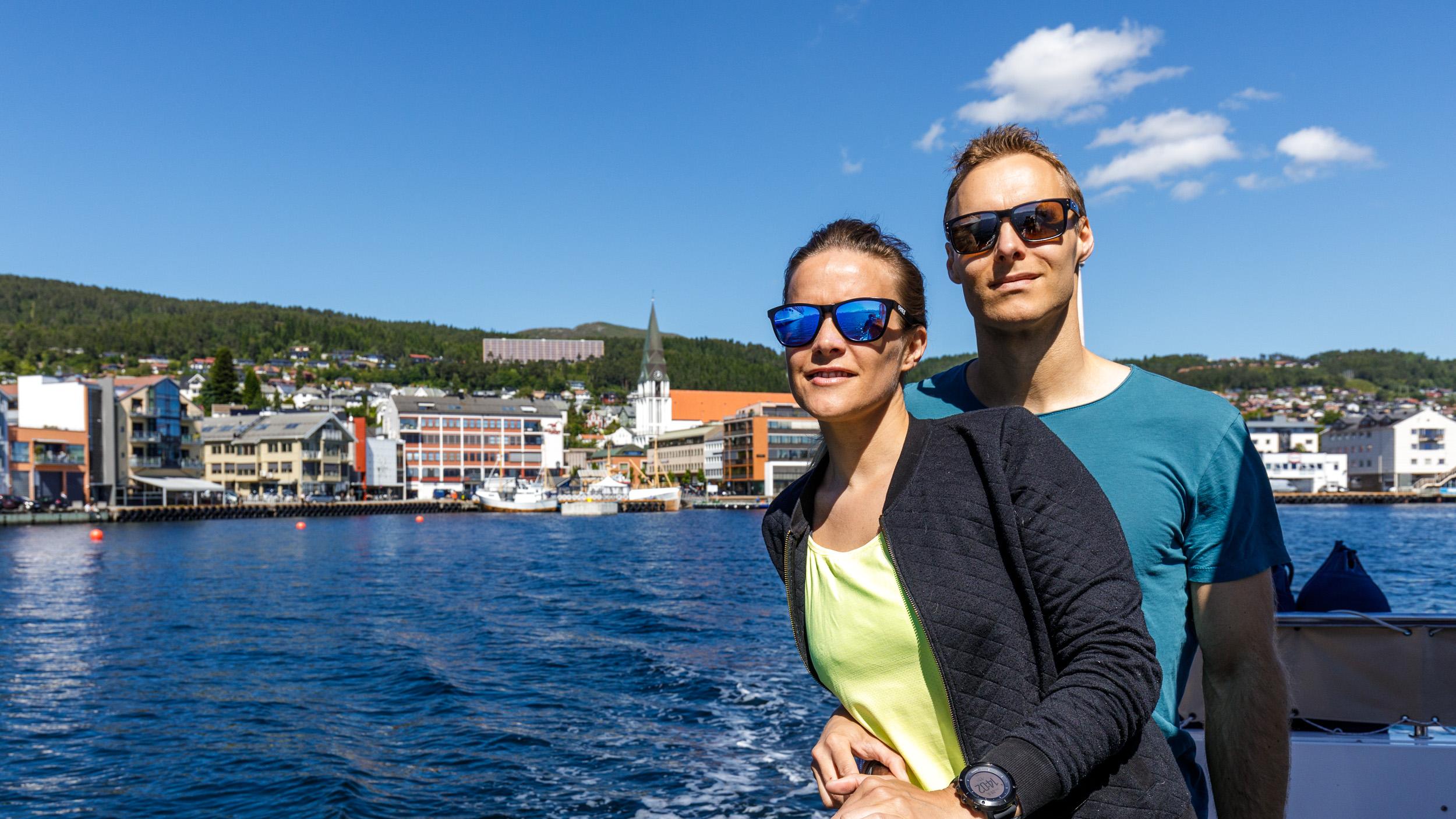 Eine Frau und ein Mann auf einem Boot in Molde im Nordwesten, Fjord Norwegen