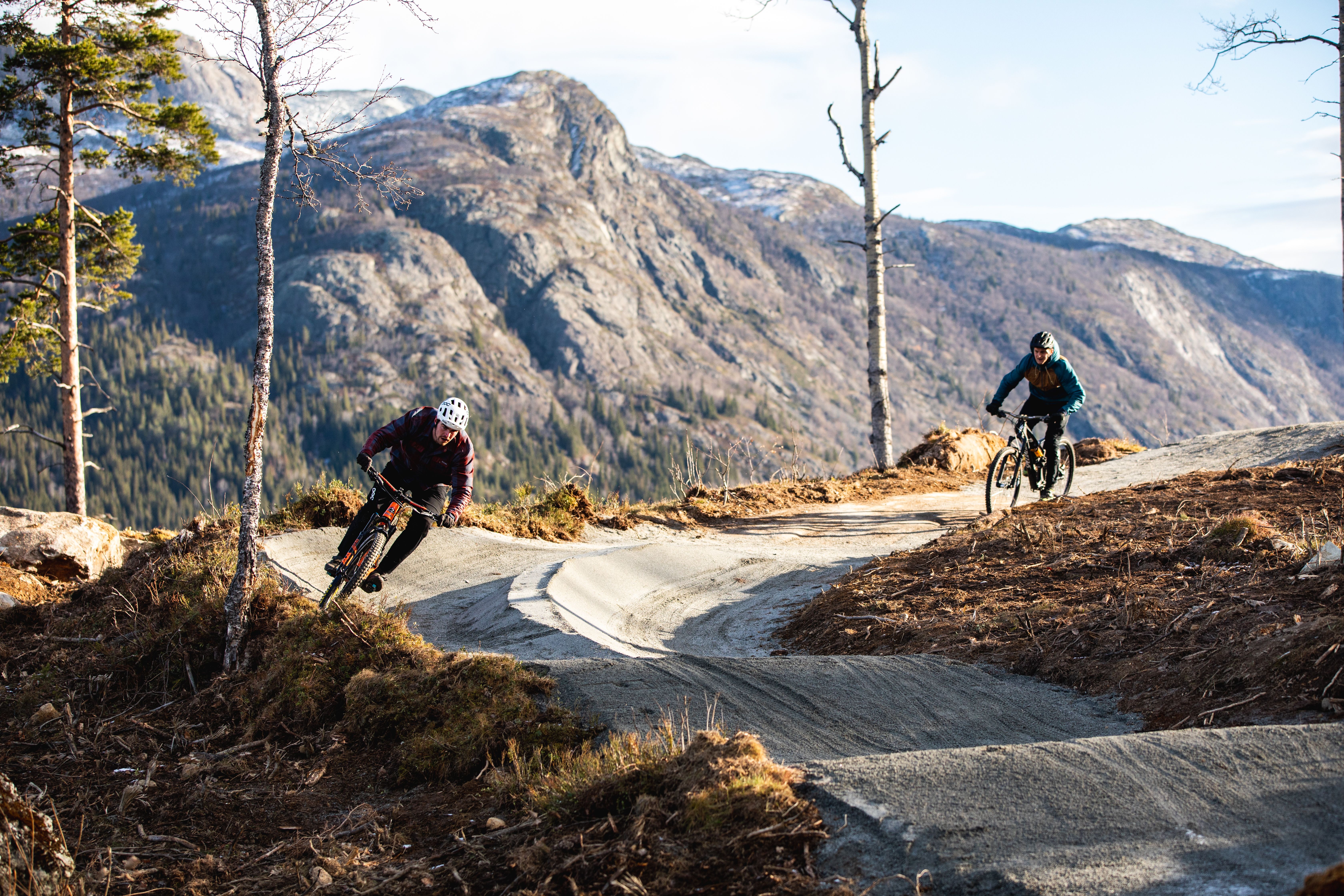 Folk terrengsykler i Hemsedal på Østlandet