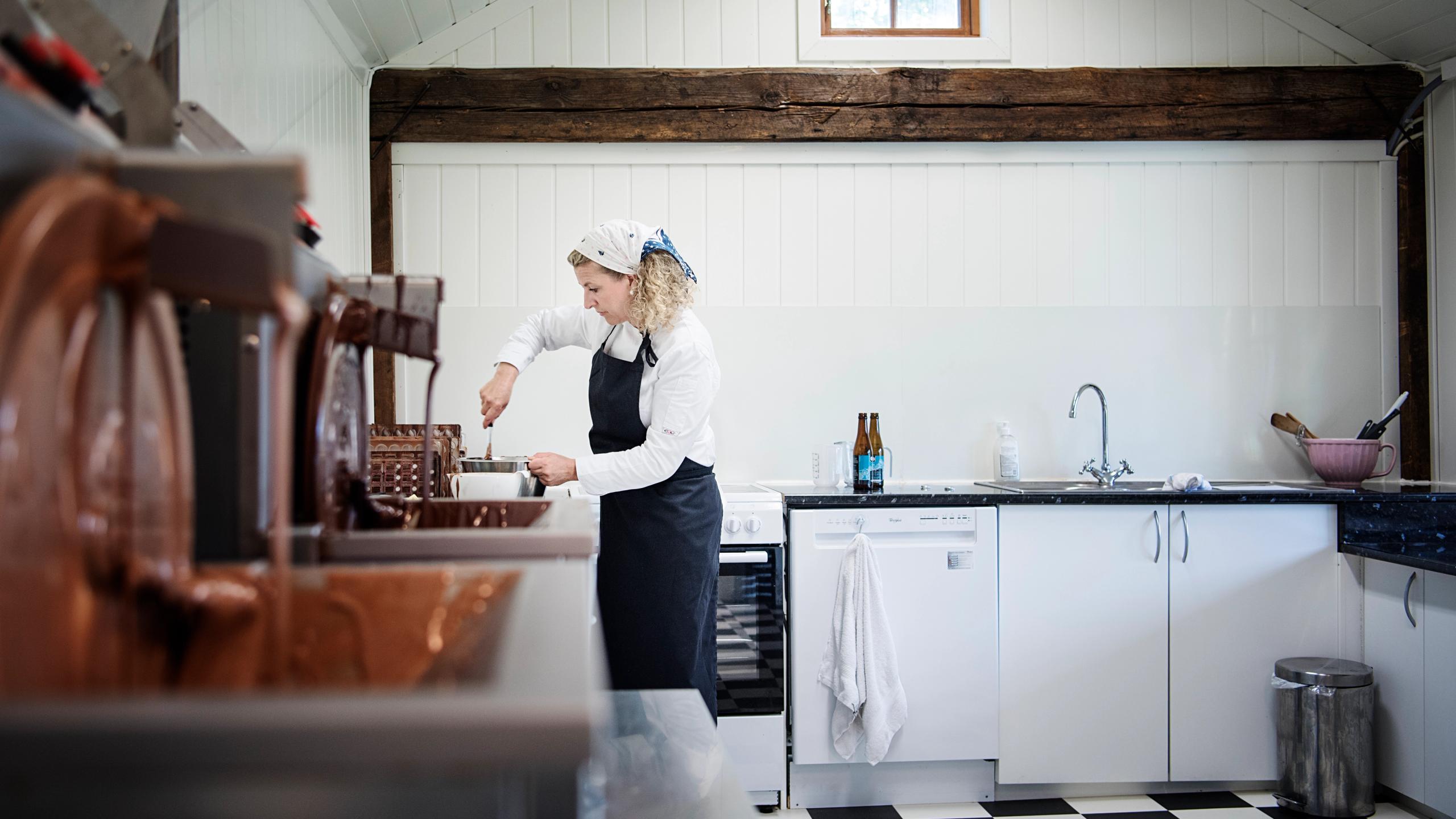 Trude makes pralina in Ålesund.