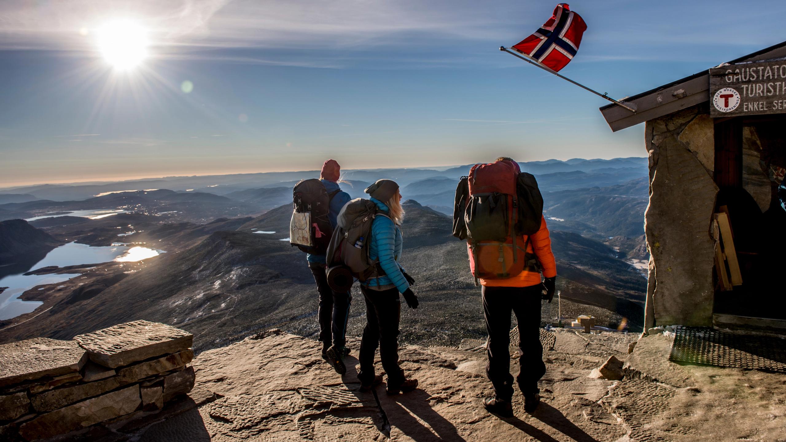 Folk står på toppen av Gaustatoppen nær Rjukan i Telemark på Østlandet