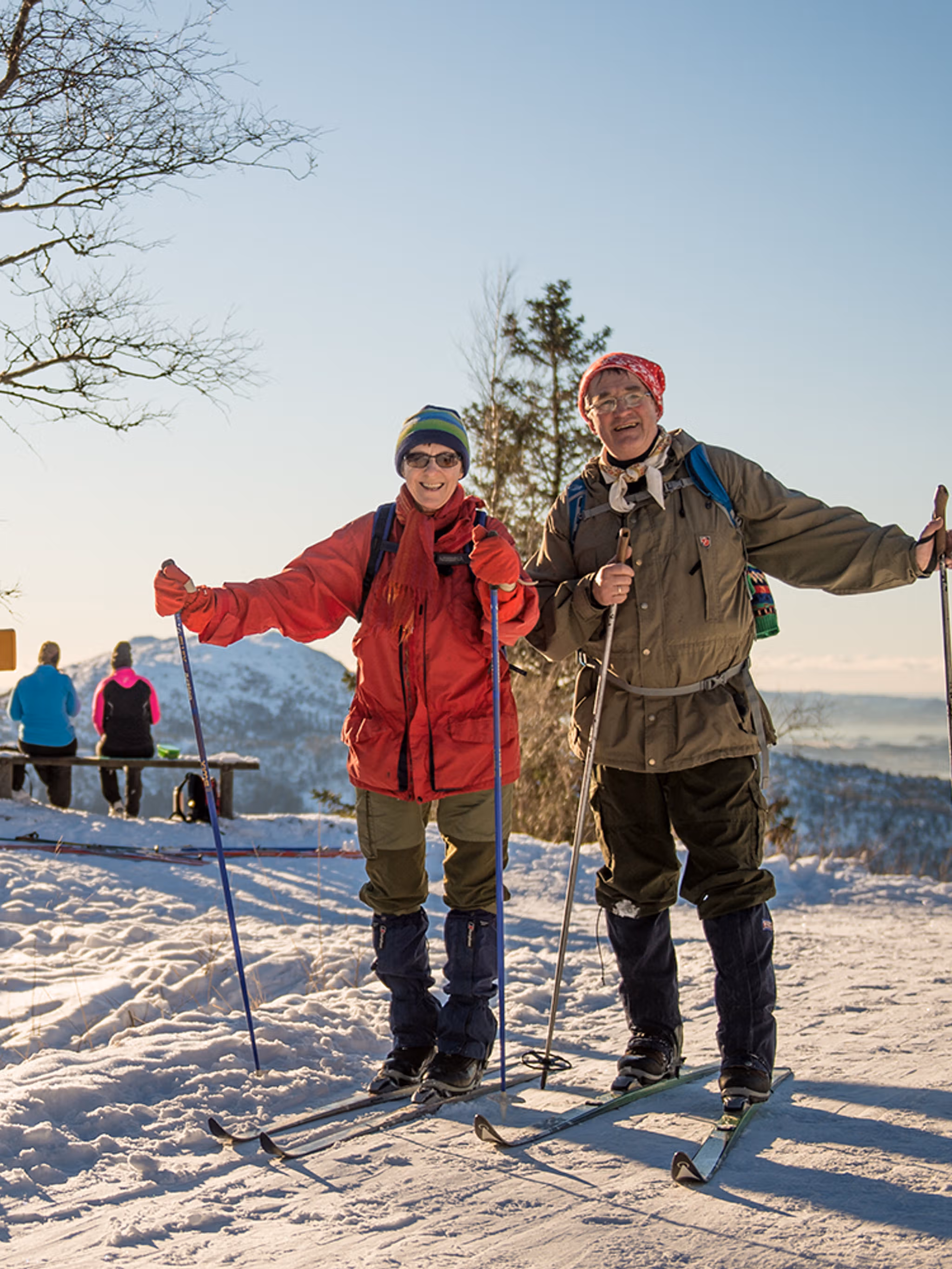 Et eldre par på langrenn på Fløyen i Bergen på Vestlandet