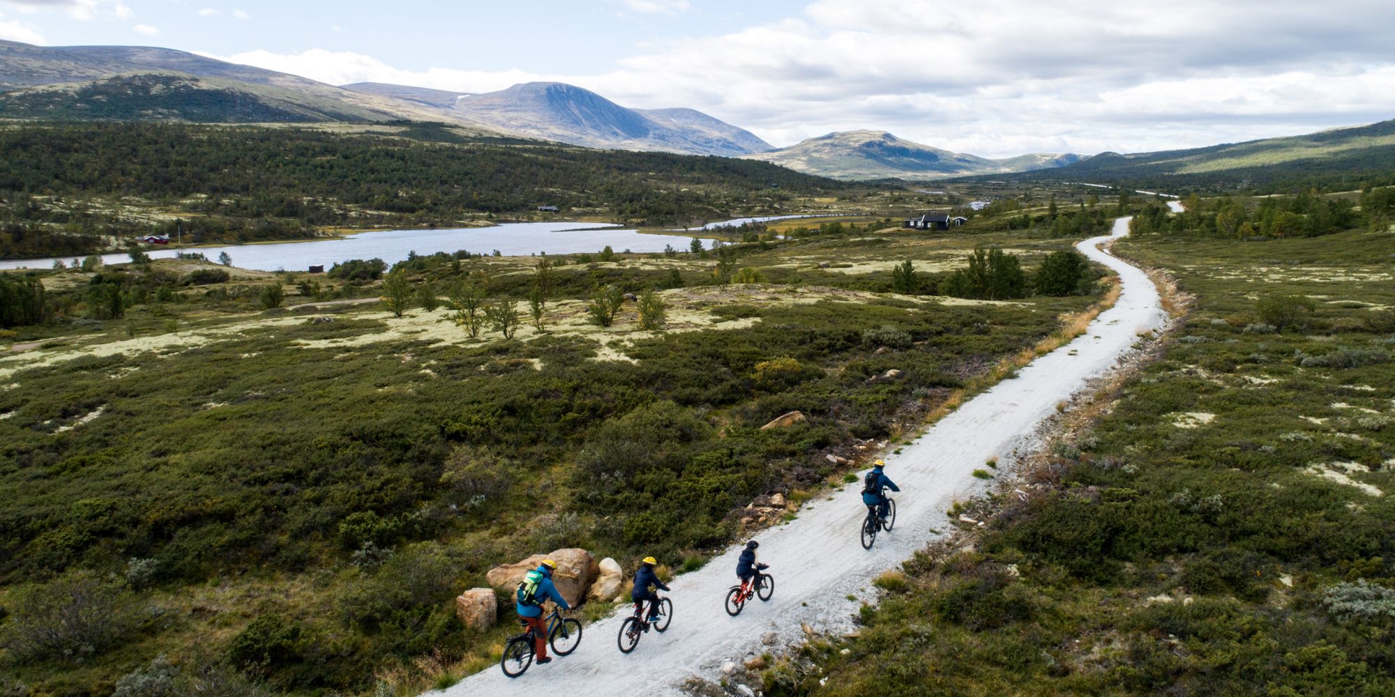 Una familia se divierte montando en bicicleta en las montañas de Dovrefjell, Noruega.