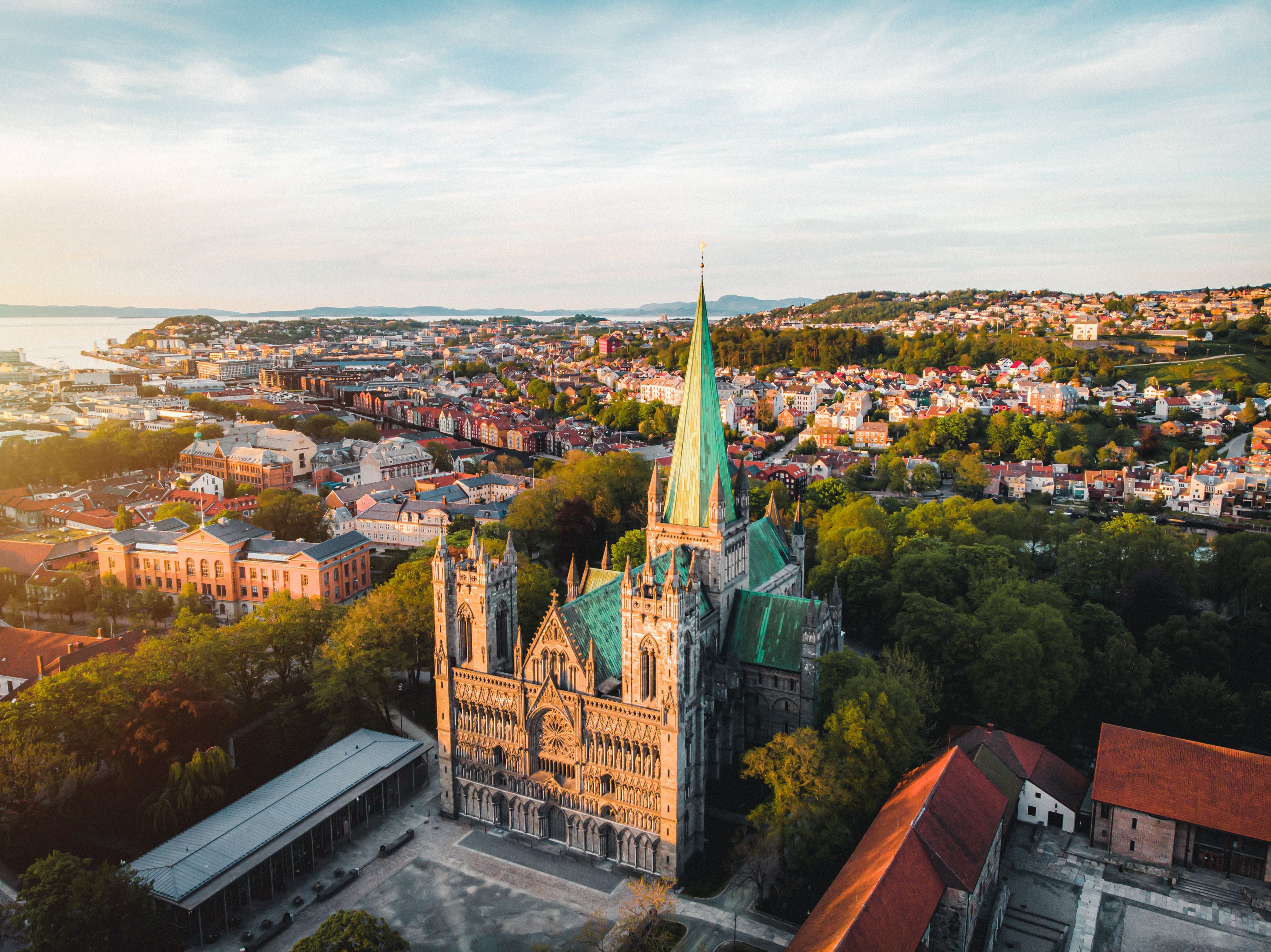 Nidarosdomen in afternoon sun