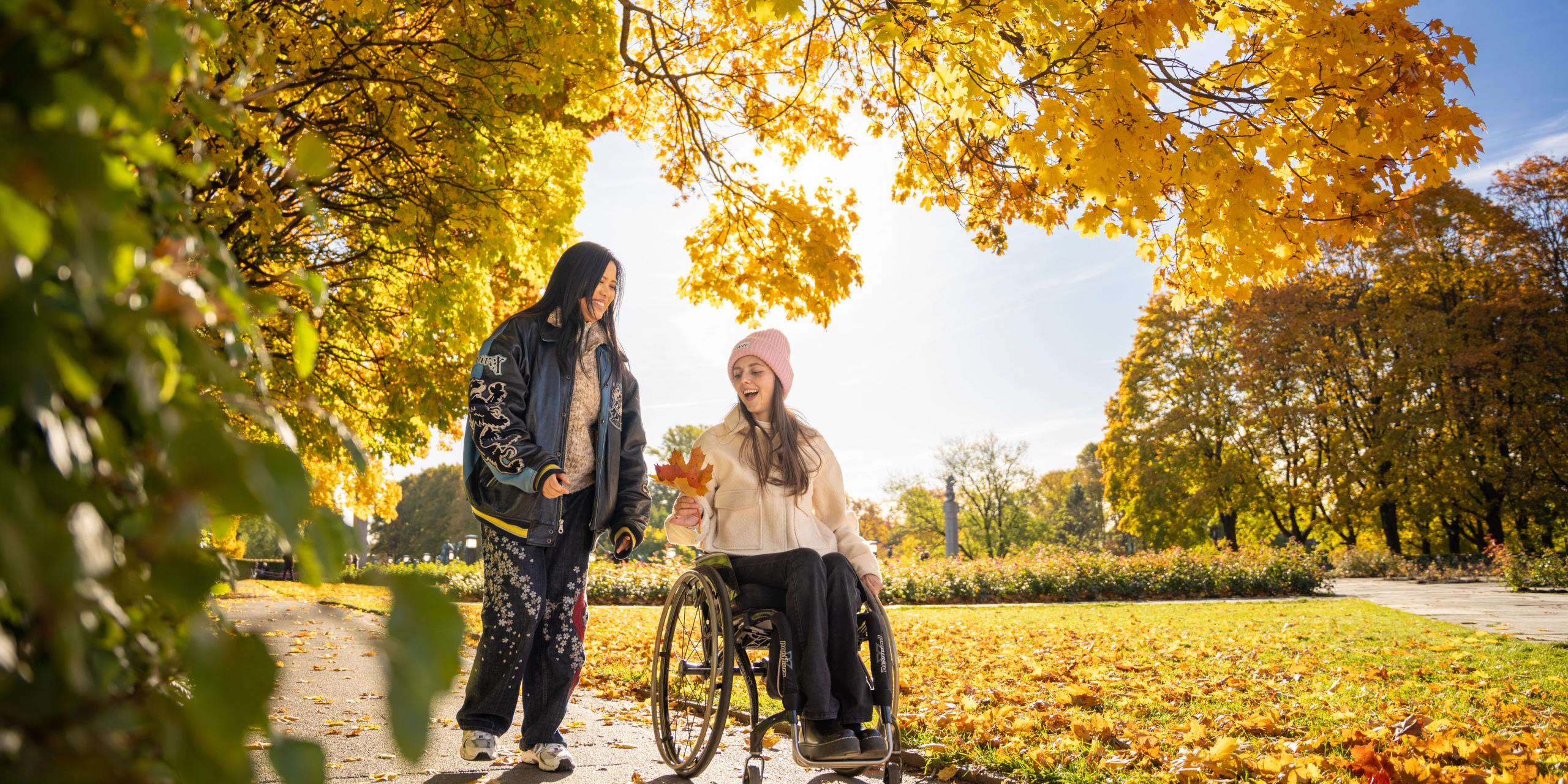 To personer i Vigelandsparken på Frogner i Oslo