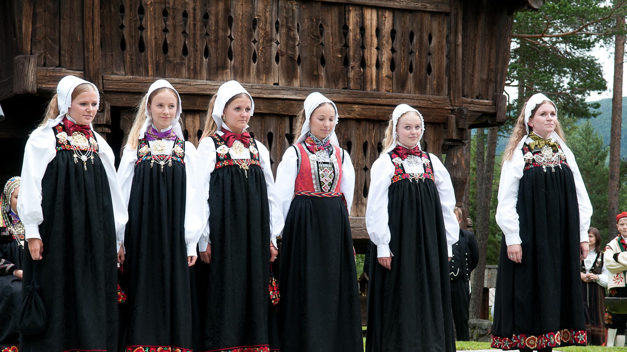 Girls wearing traditional costumes from Hallingdal