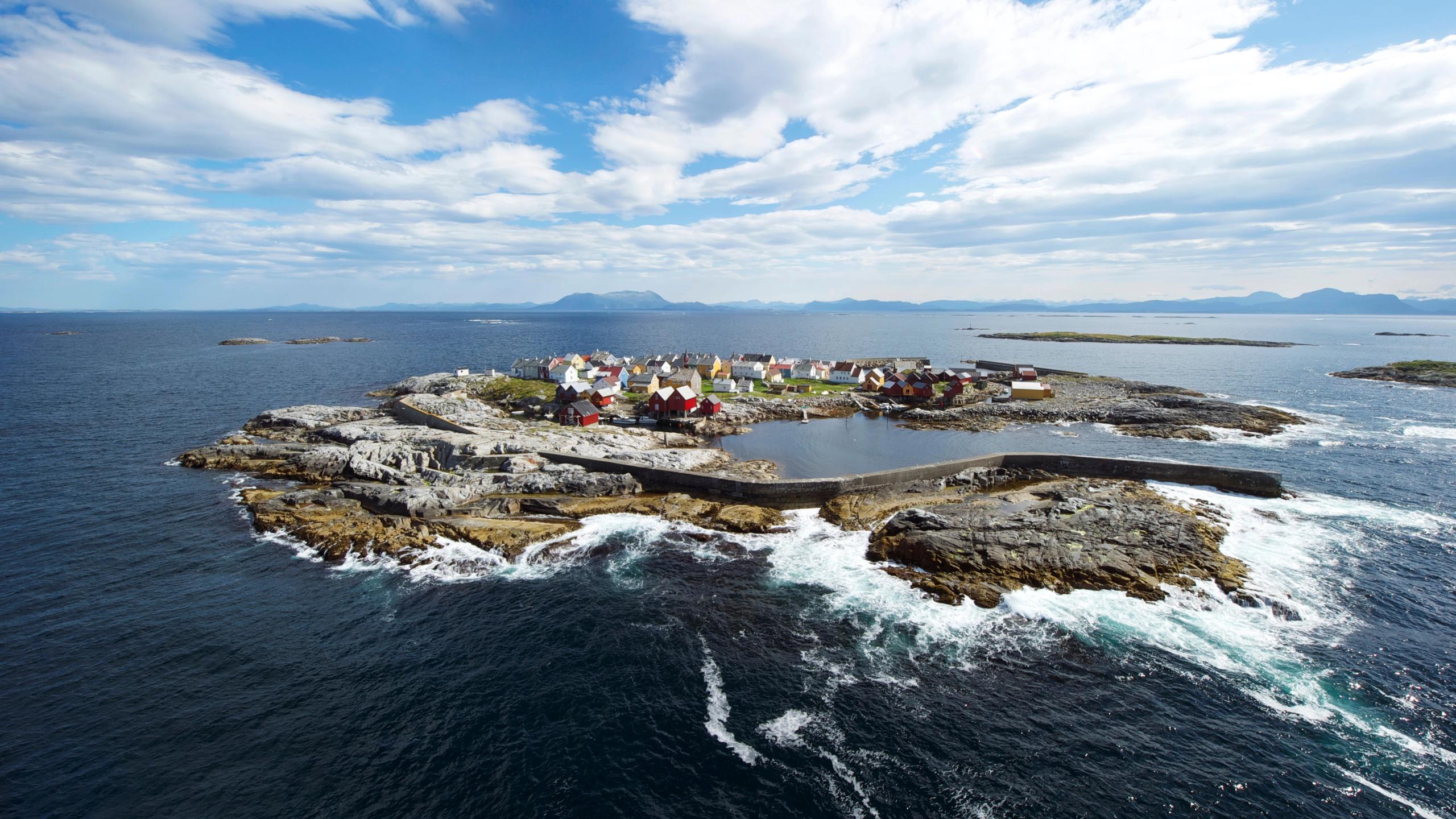 Oversiktsbilde av fiskeværet Grip som ligger langt ute i havgapet utenfor Kristiansund i Nordvest på Vestlandet.