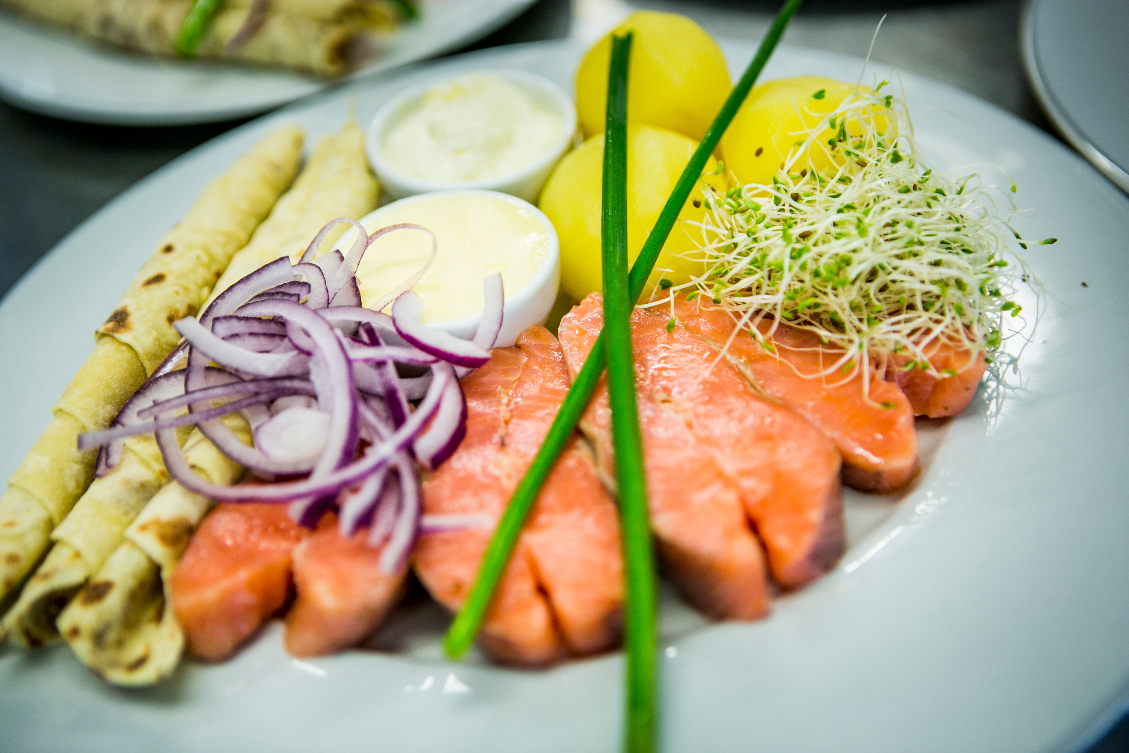En tallerken rakfisk med alt tilbehør fra Valdres på Østlandet