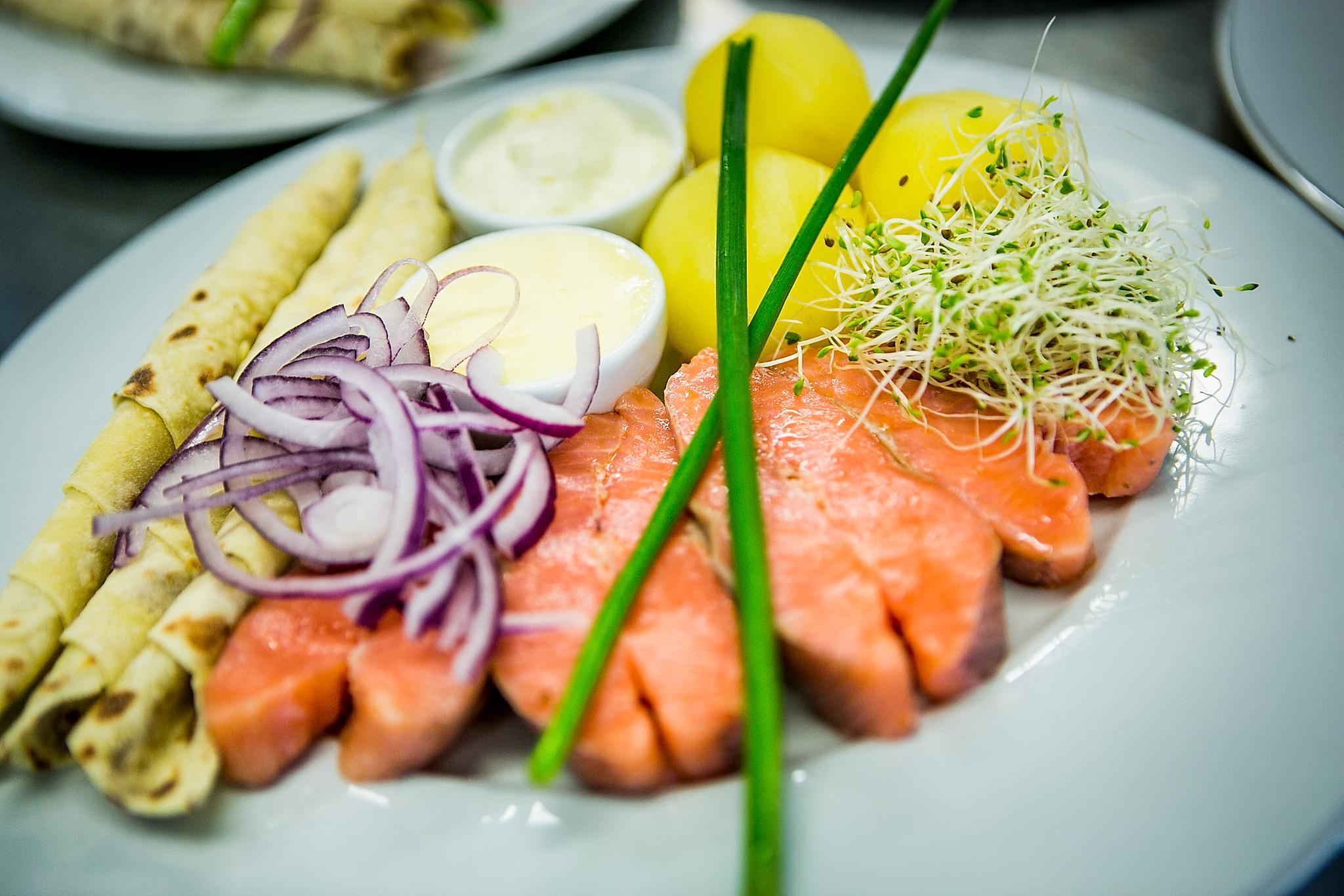 En tallerken rakfisk med alt tilbehør fra Valdres på Østlandet