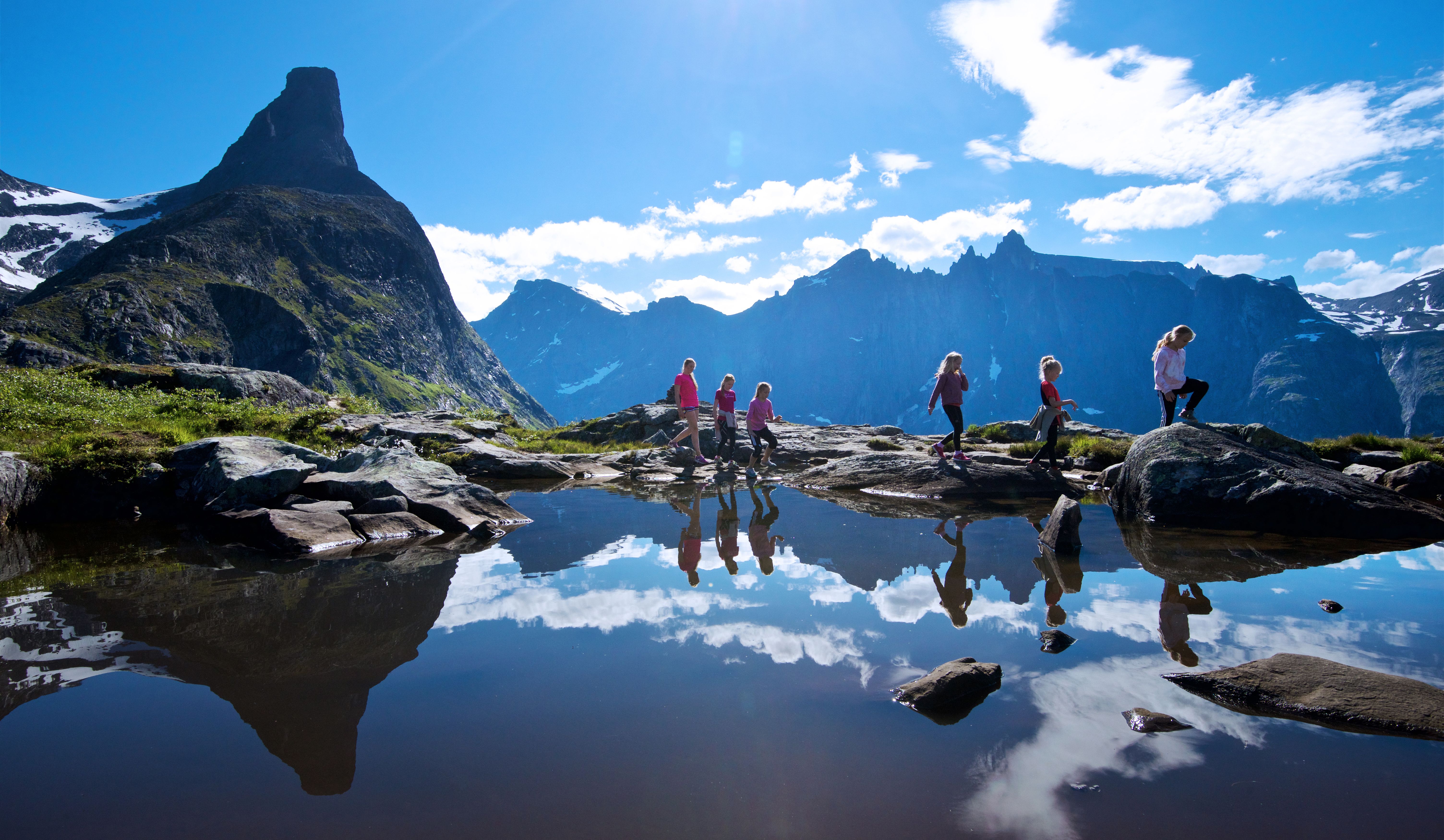 Un gruppo di persone sta facendo un'escursione sul Litlefjellet ad Åndalsnes, nel nord-ovest della Norvegia occidentale.