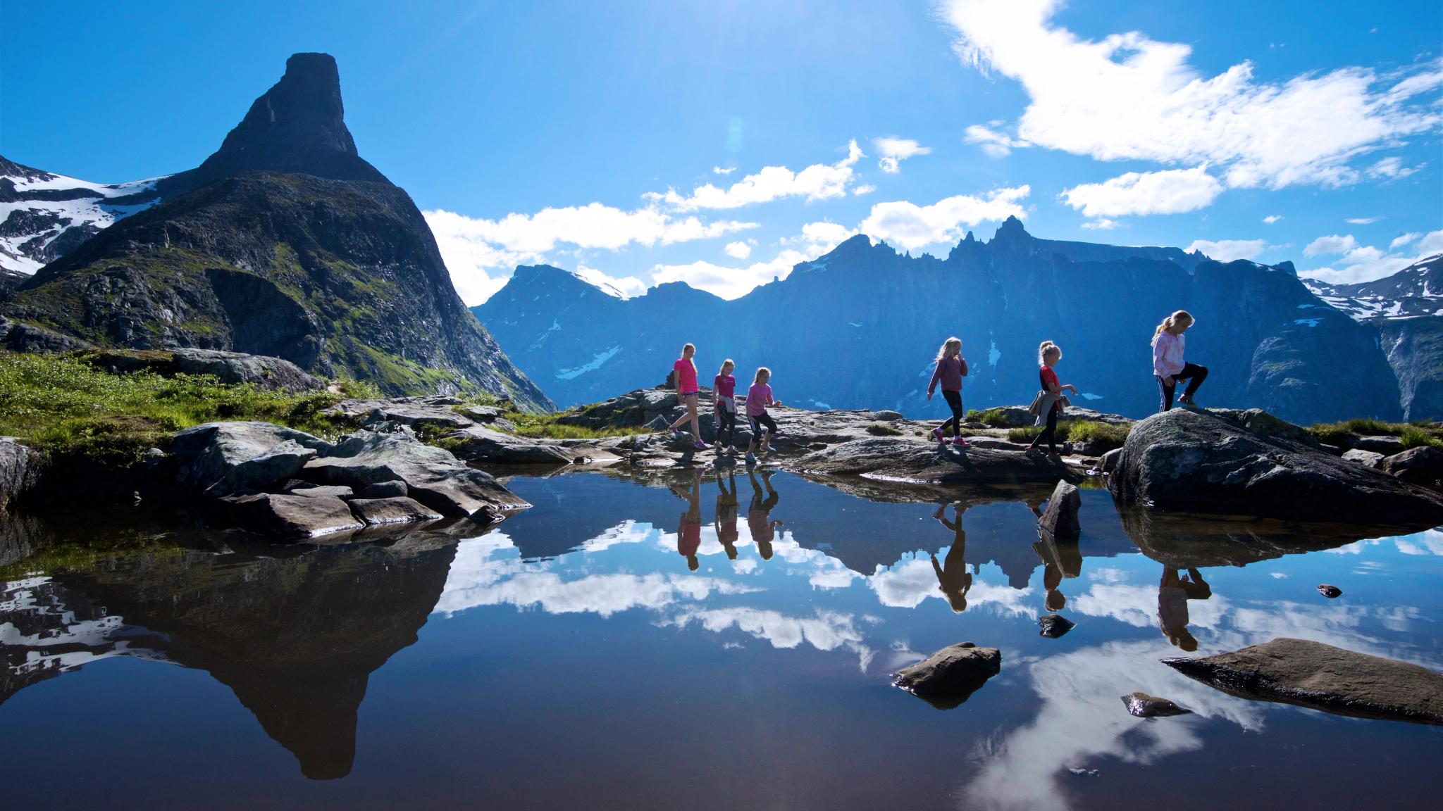 Un gruppo di persone sta facendo un'escursione sul Litlefjellet ad Åndalsnes, nel nord-ovest della Norvegia occidentale.