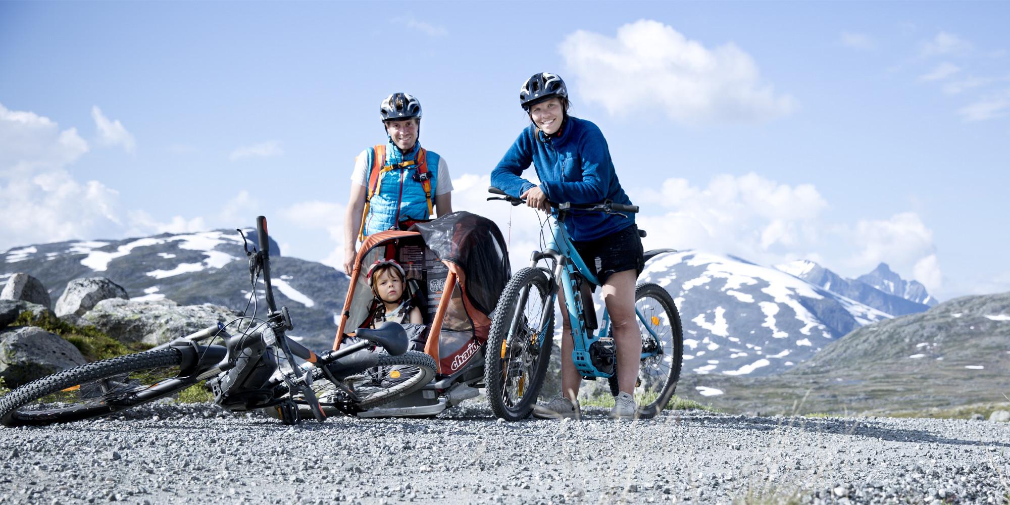 En familie utforsker Norge mer miljøvennlig på elsykkel i Åndalsnes