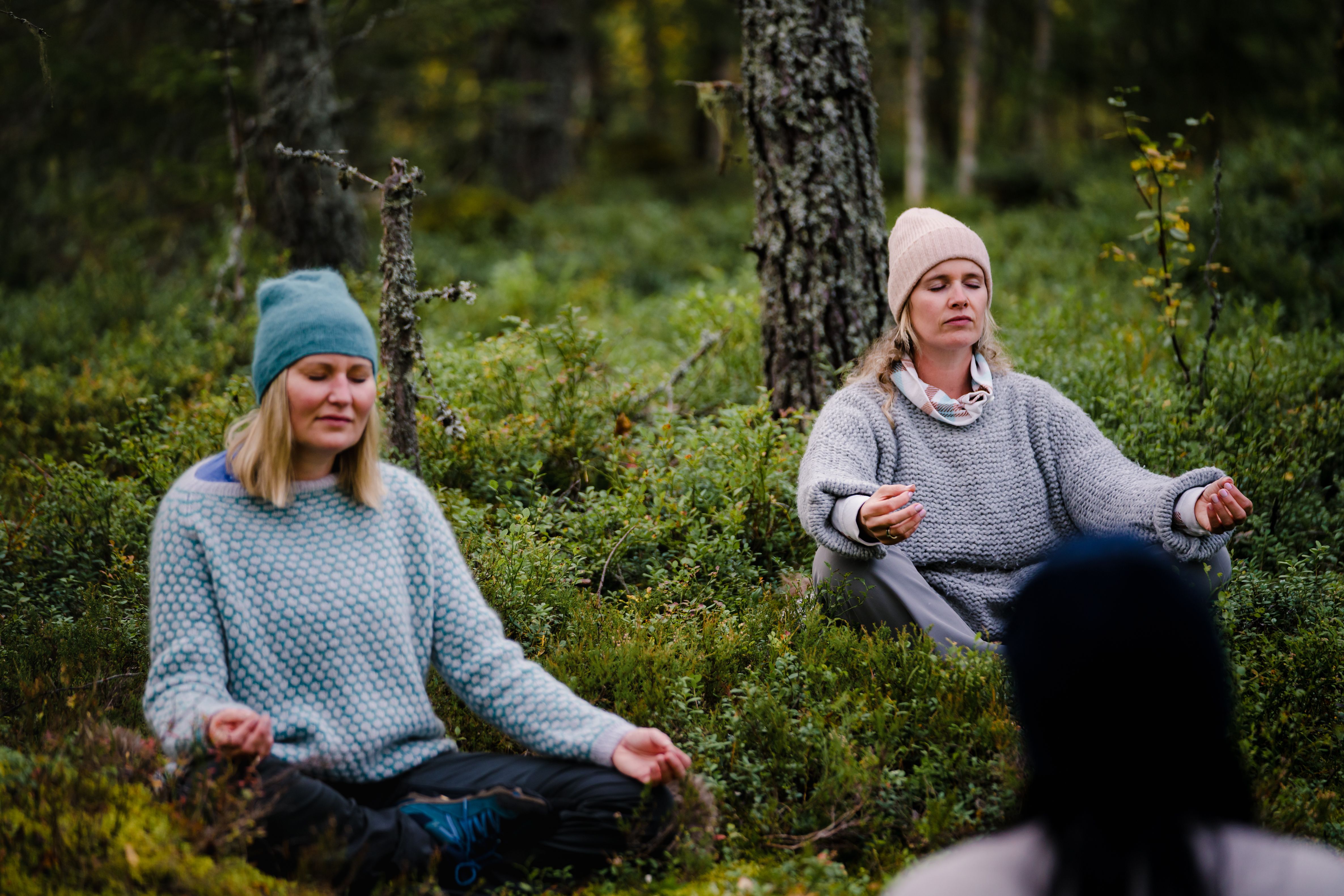 Due donne meditano nella foresta di Finnskogen, nella regione di Hedmark