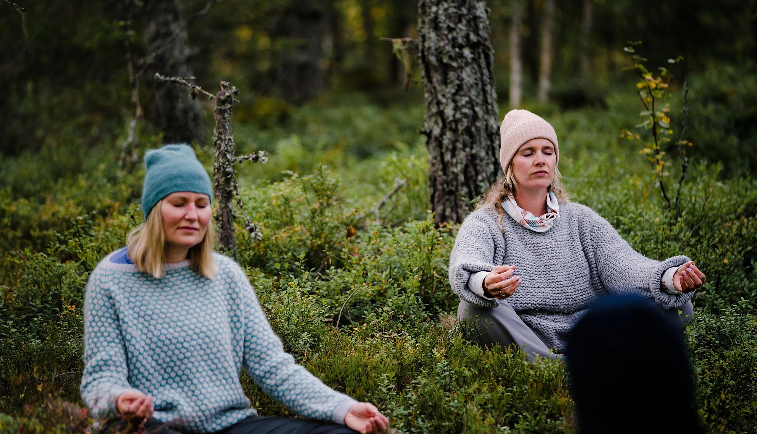 To damer mediterer i Finnskogen i Hedmark