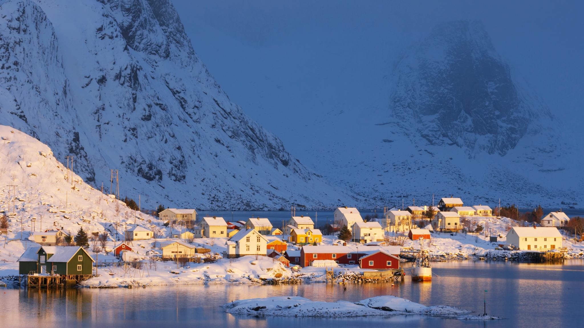Een besneeuwd vissersdorpje in Moskenes op de Lofoten, Noord-Noorwegen
