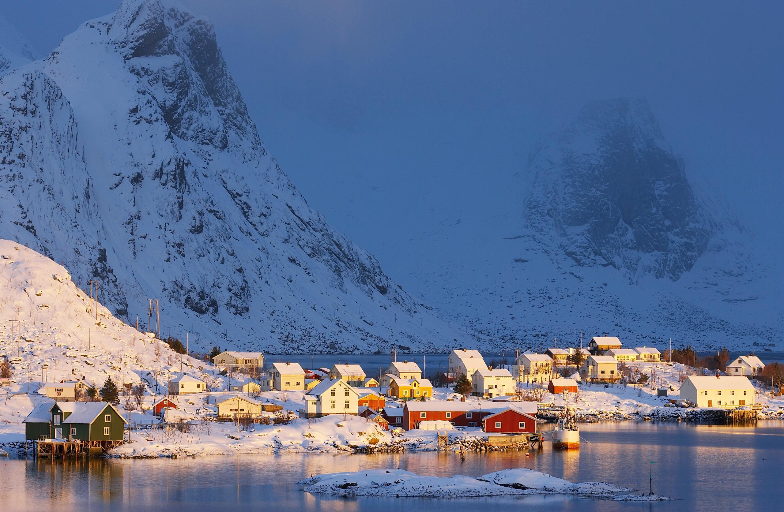 Vista de una pequeña aldea de pescadores cubierta de nieve en Moskenes, islas Lofoten, en el Norte de Noruega.