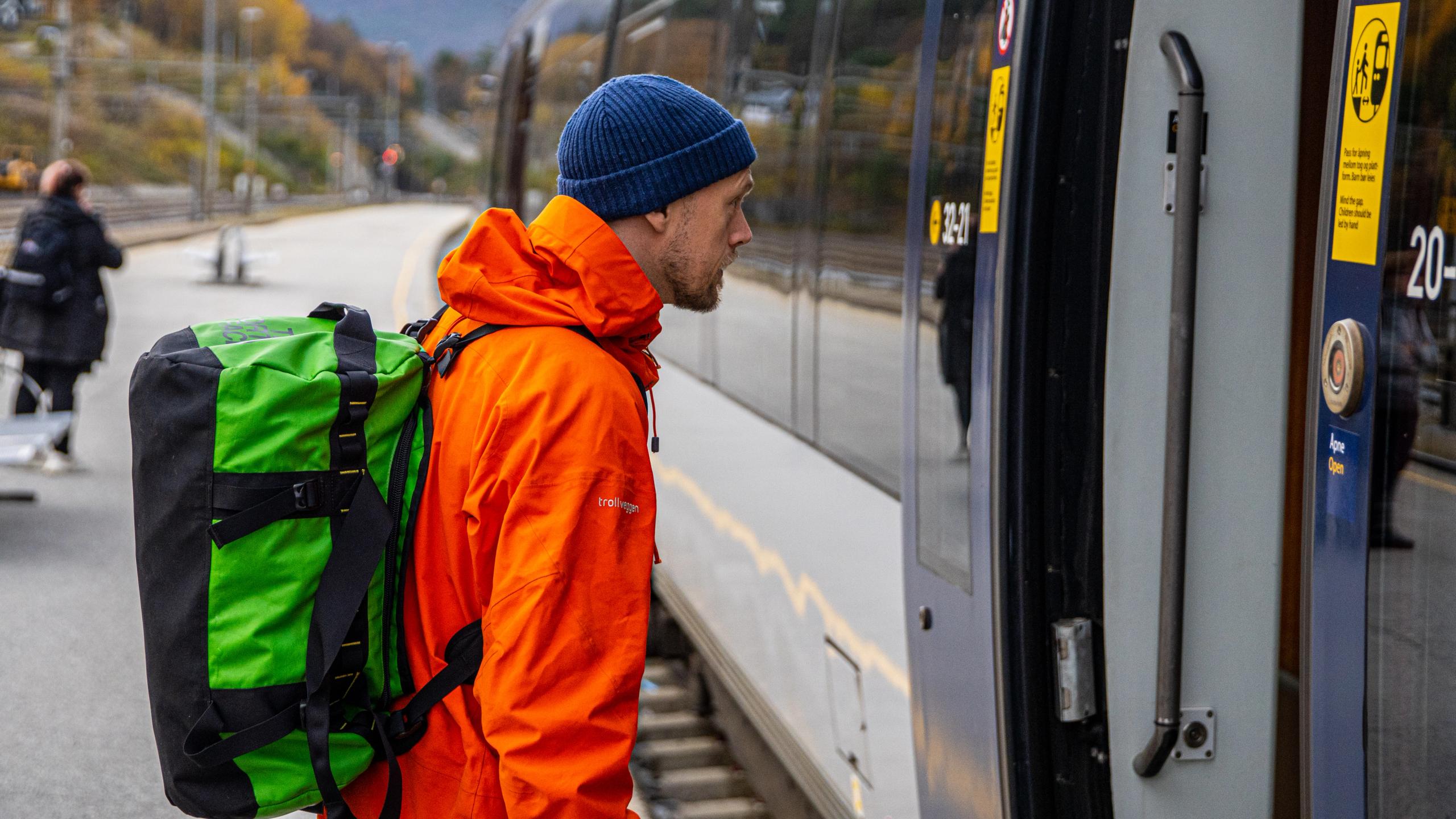 En mann går ombord på Raumabanen