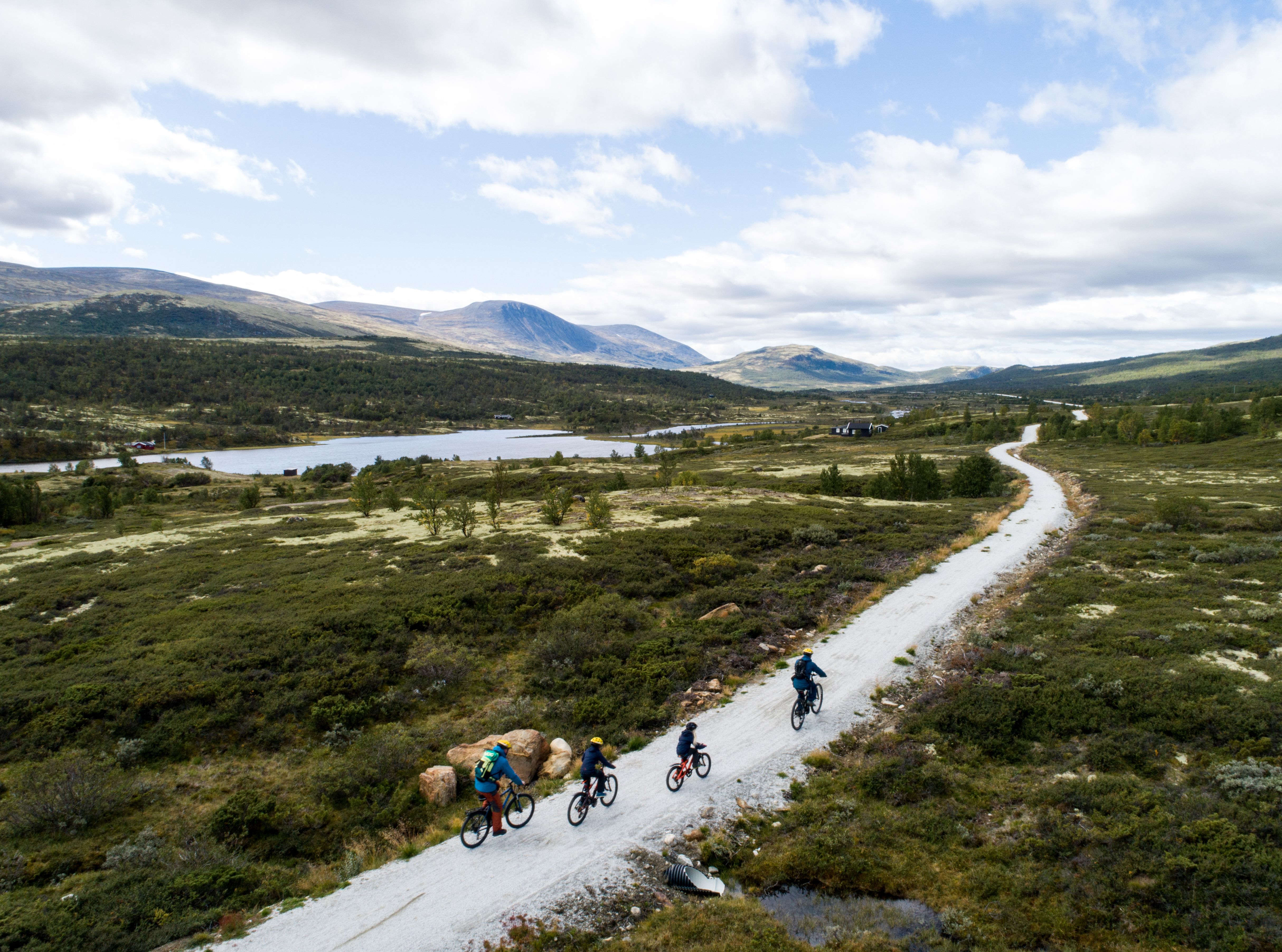 En familie sykler gjennom Dovrefjell på Østlandet