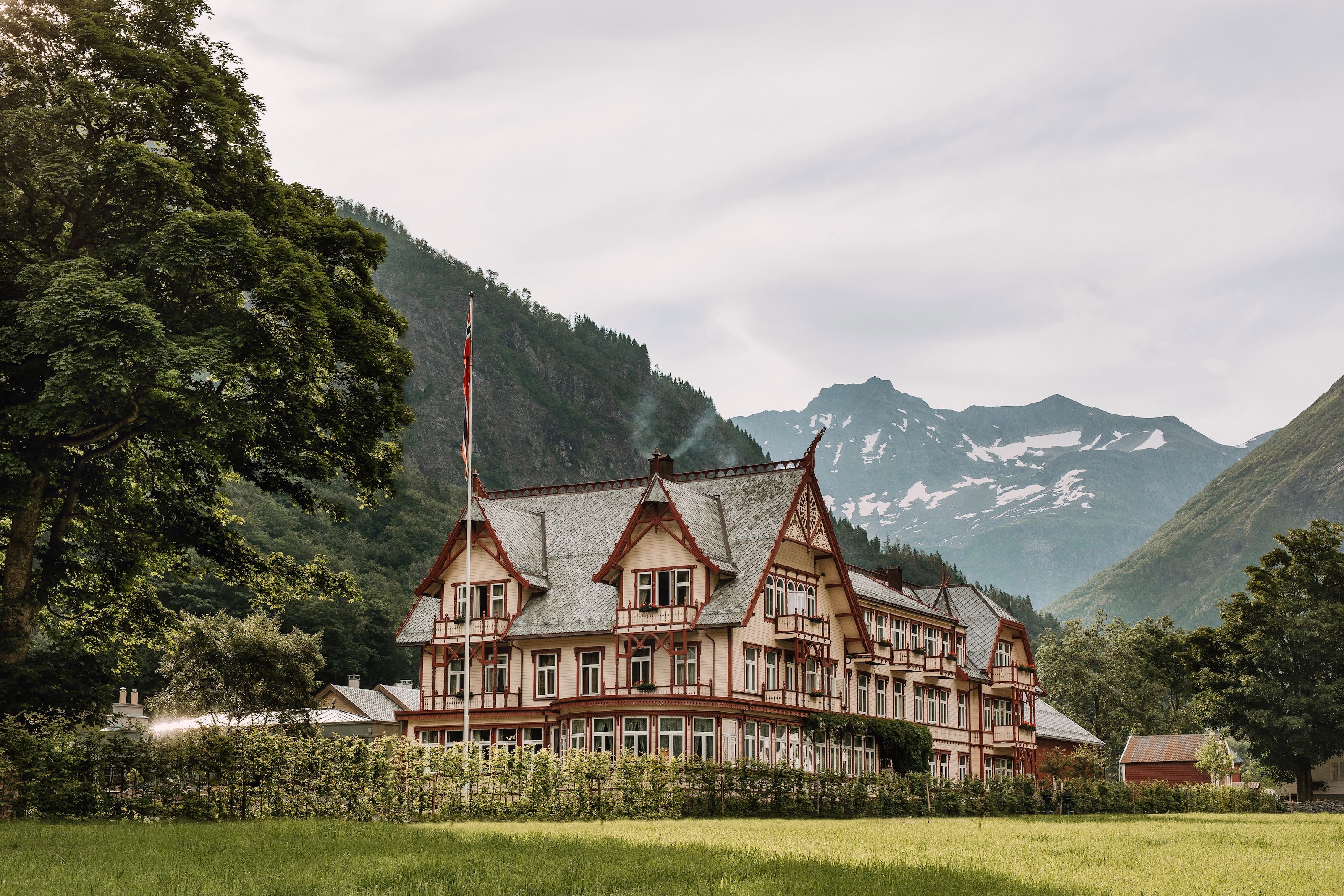 Elegant trehotell omgitt av majestetiske fjell og natur