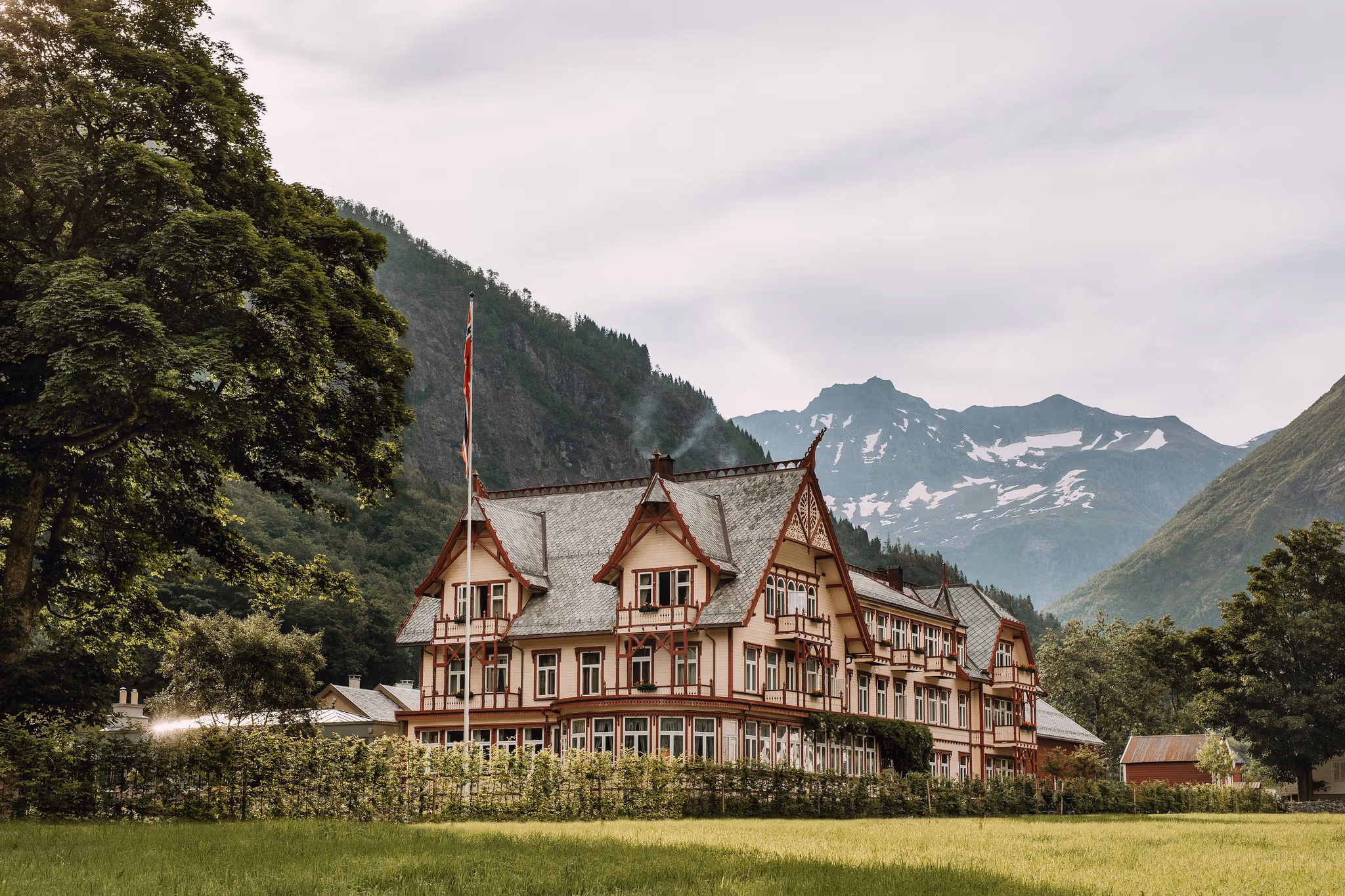 Elegant trehotell omgitt av majestetiske fjell og natur